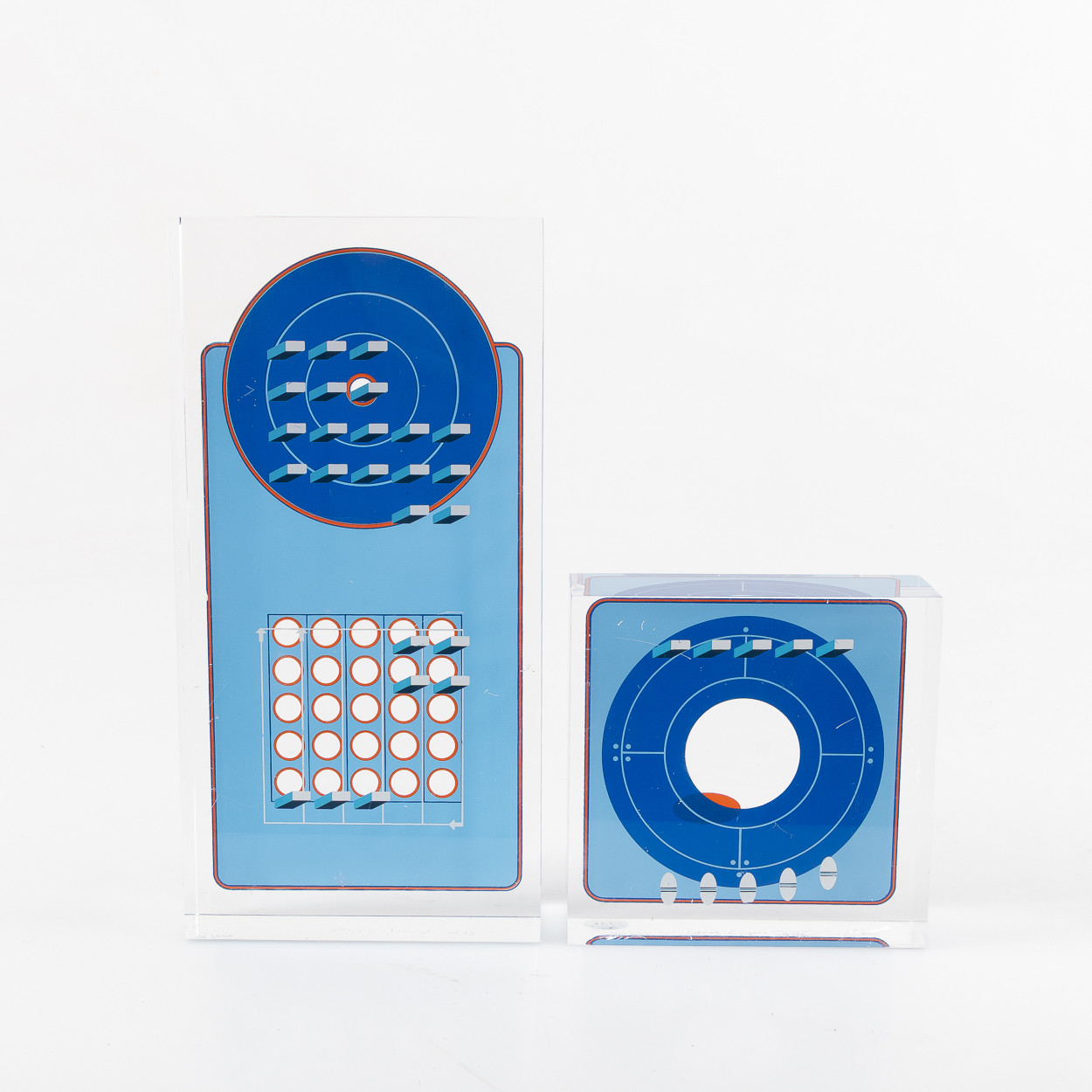 BECK & JUNG (HOLGER BÄCKSTRÖM 1939-1997 OCH BO LJUNGBERG 1939-2007). Skulpturer, 2st, plexiglas med screentryck, signerade, numrerade och daterade 1978.