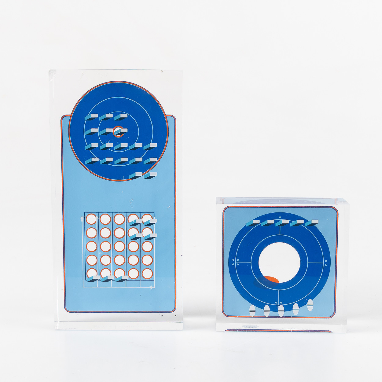 BECK & JUNG (HOLGER BÄCKSTRÖM 1939-1997 OCH BO LJUNGBERG 1939-2007). Skulpturer, 2st, plexiglas med screentryck, signerade, numrerade och daterade 1978.