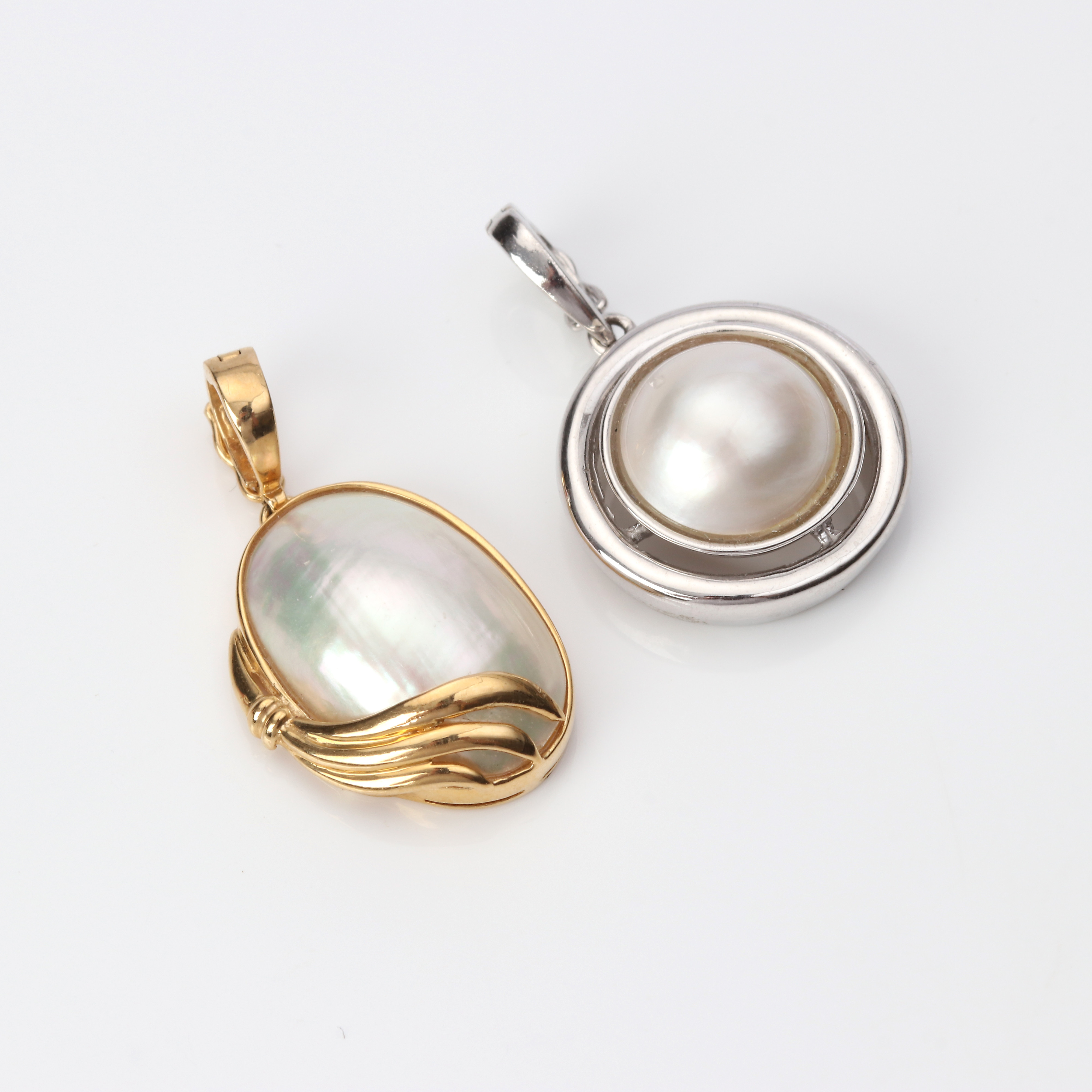 HÄNGEN, TVÅ ST. 18k röd- och vitguld med mabepärlor, totalvikt ca 9,1 gram.