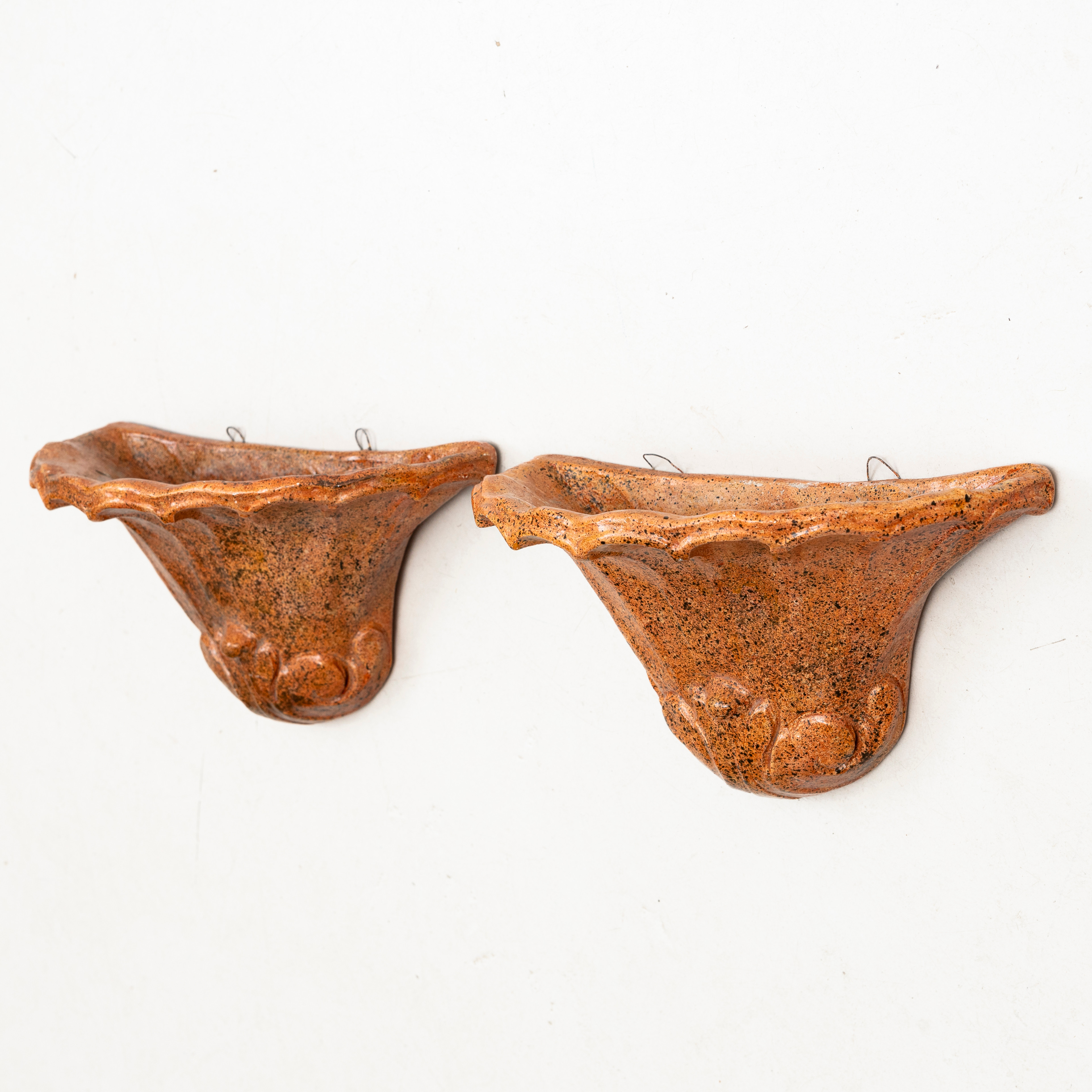 VÄGGVASER, ett par, snäckformade, bemålat gips, 1930-/1940-tal.