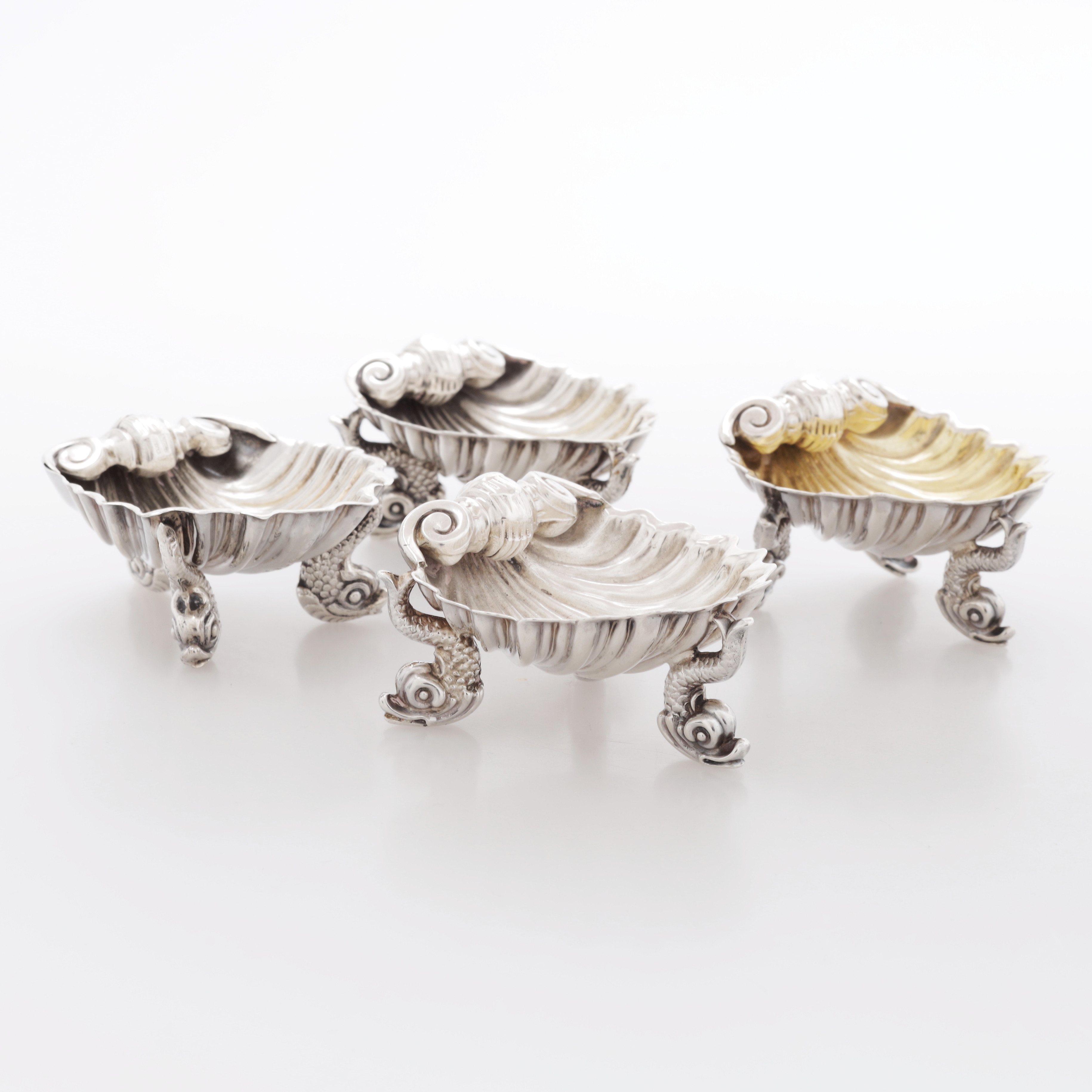 SALTKAR, 4 st, i form av snäckor, silver, London, 1800-talets slut, vikt 135 gram.