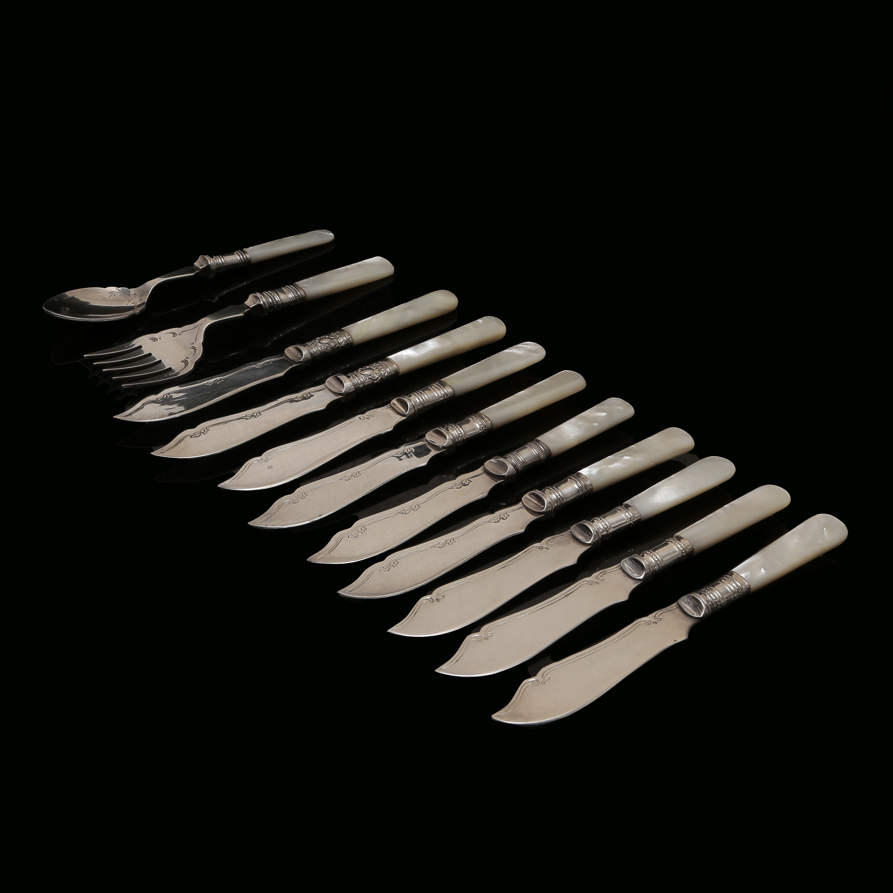 FISKBESTICK 11 DELAR, NYSILVER MED SKAFT AV PÄRLEMOR, ENGLAND, TIDIGT 1900-TAL.