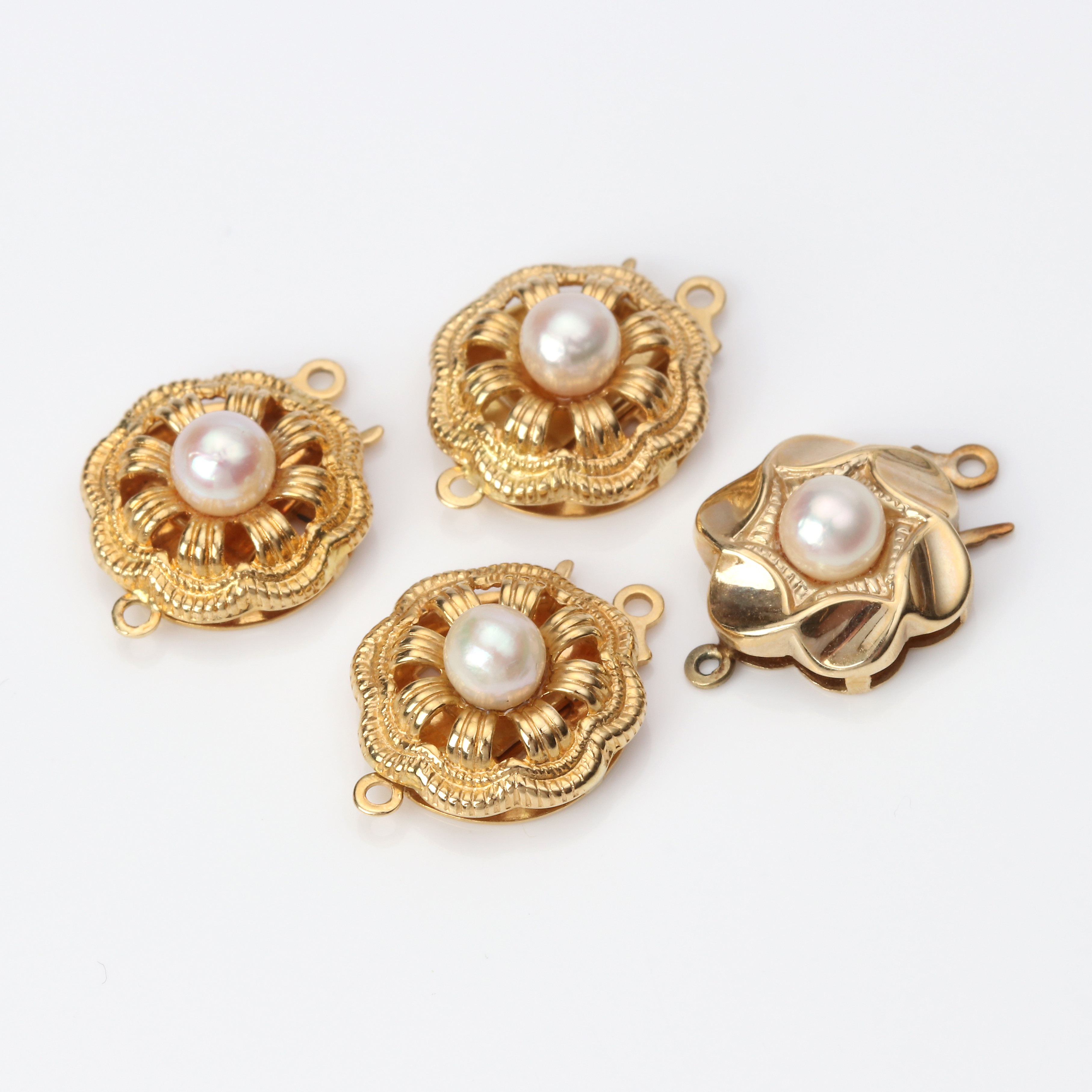 COLLIERLÅS, FYRA ST. 14k och 18k guld med odlade pärlor.