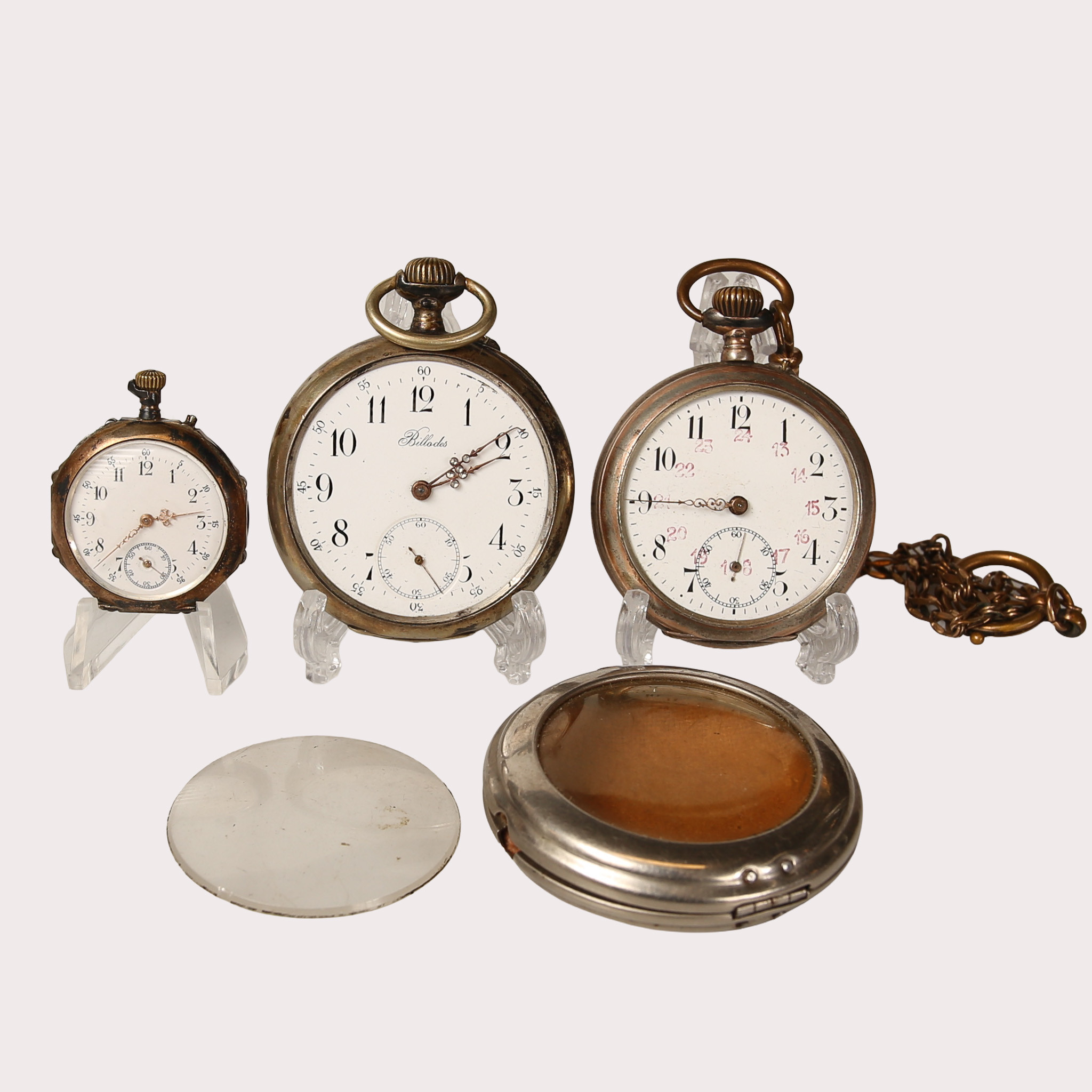 FICKUR, 3 st., silver 800/1000, varav två anonyma, samt ett signerat Billodes. Sent 1800-tal, och kring 1900.