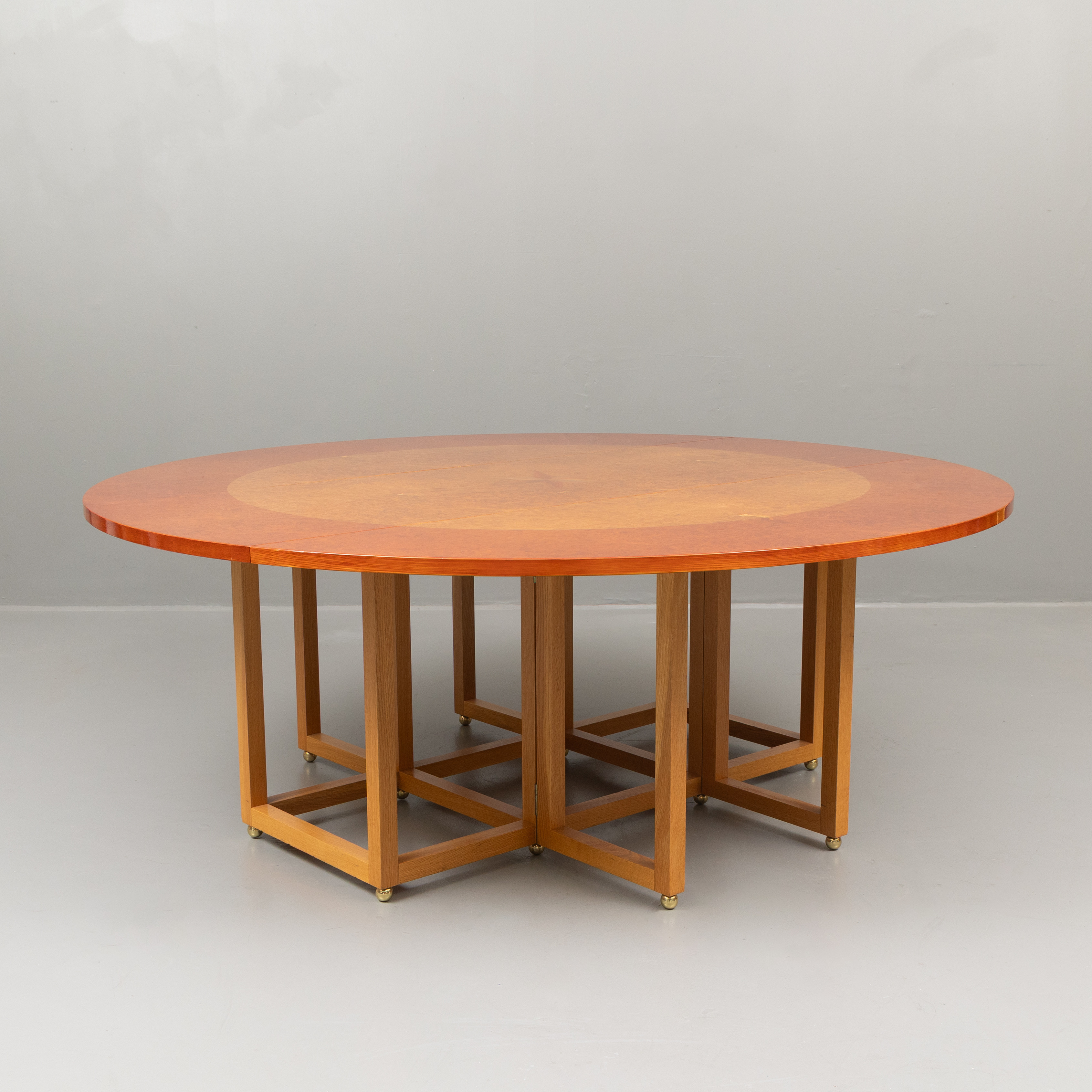 RUNT KLAFFBORD, intarsia i form av en stjärna, 1900-talets senare del.