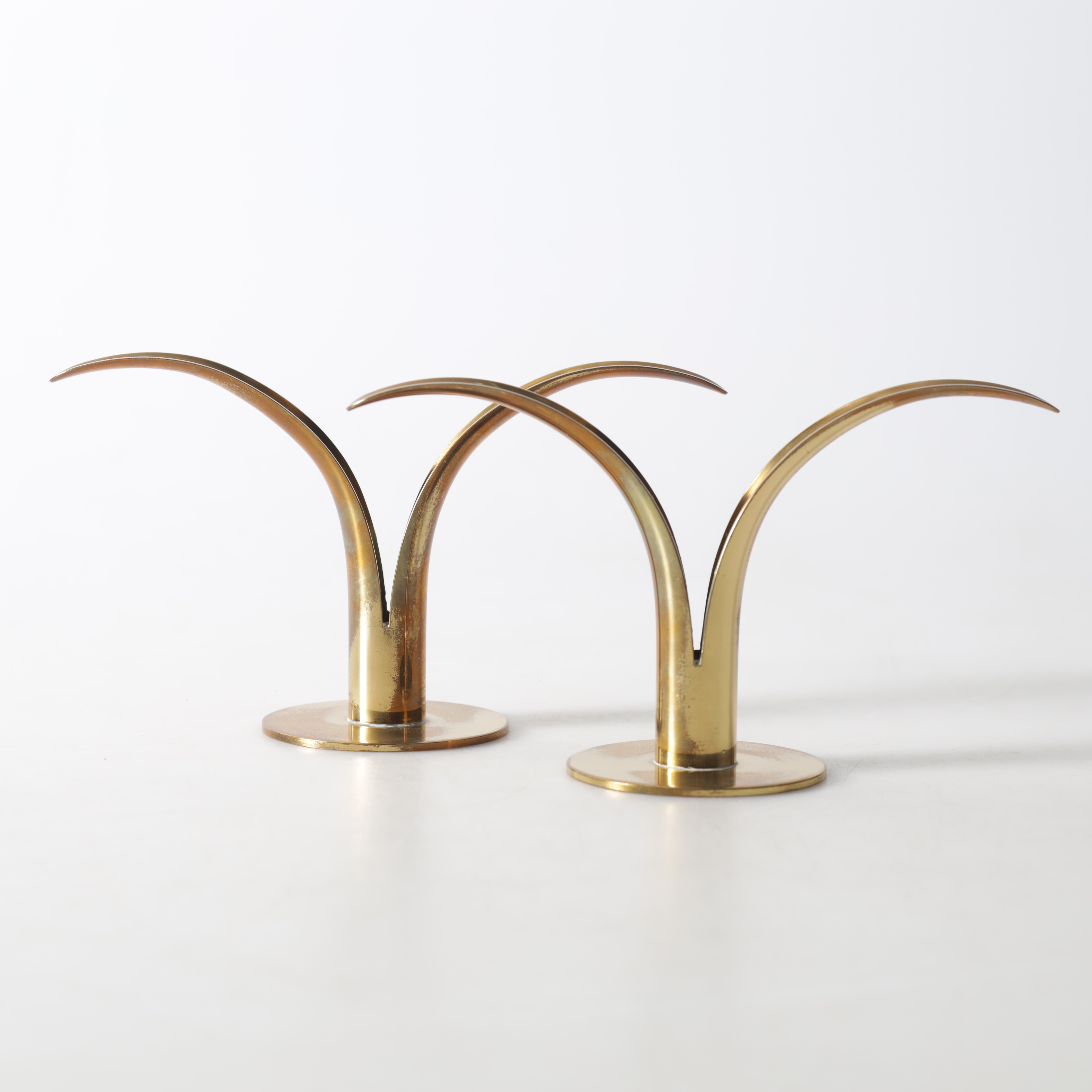 IVAR ÅLENIUS-BJÖRK. ljusstakar, 1 par, mässing, "Liljan", Ystad-Metall, 1900-tal.