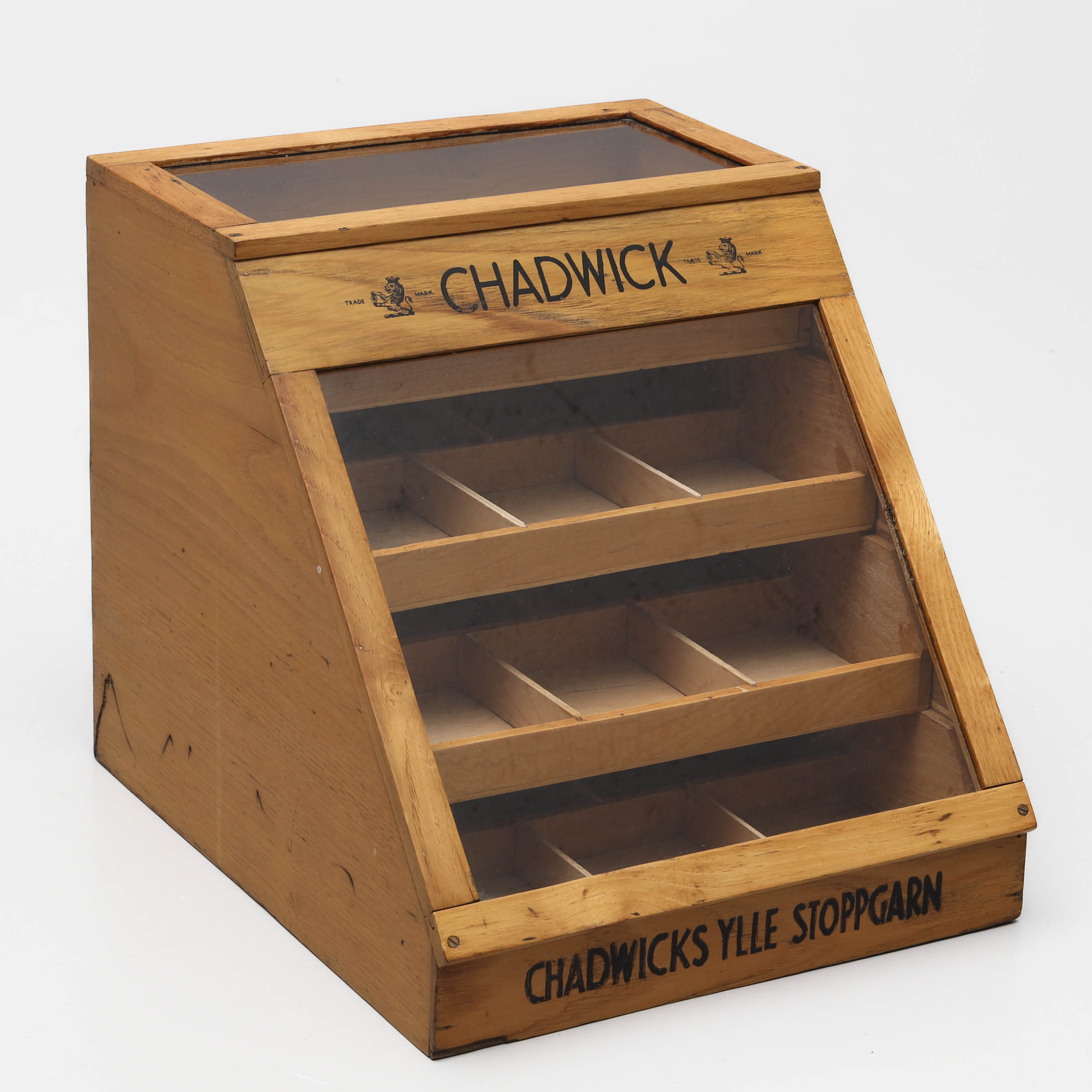 MONTERSKÅP, trä, glas, Chadwick´s ylle stoppgarn, 1900-tal.