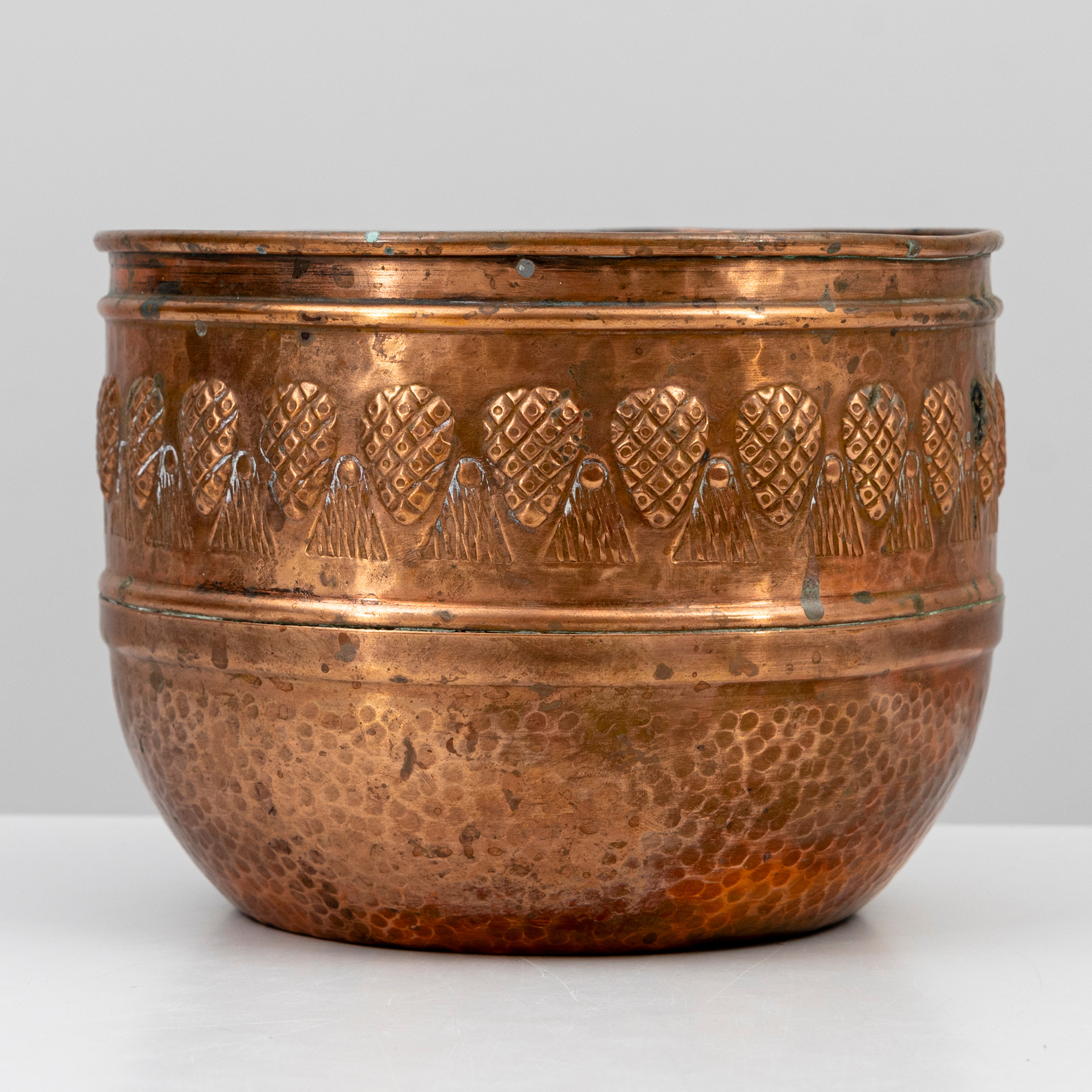 YTTERFODER, koppar, dekor av kottar, jugend, 1900-talets början.