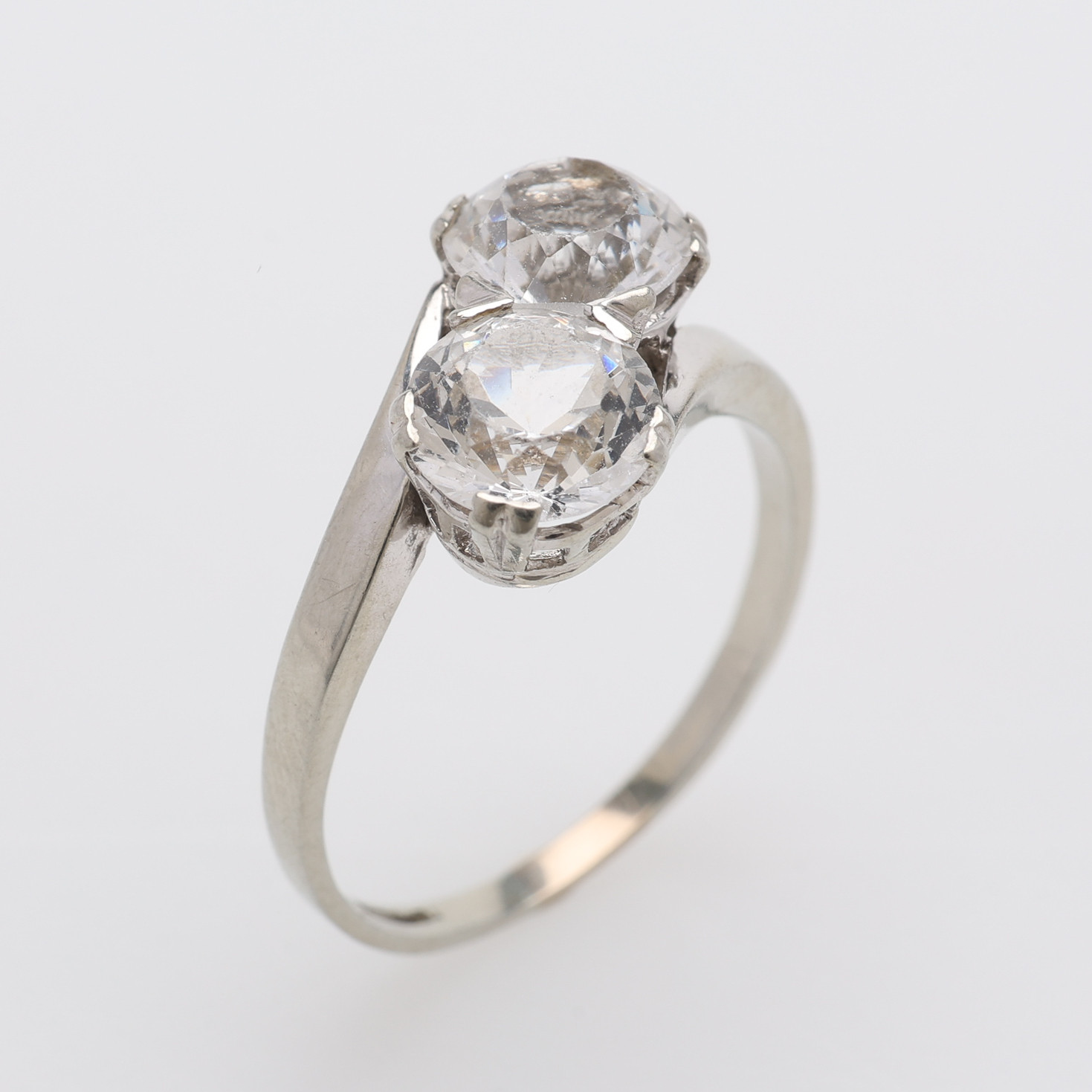 TVILLINGRING, 18K VITT GULD, MED VITA SPINELLER, TOTALVIKT CA 3,3 GRAM.