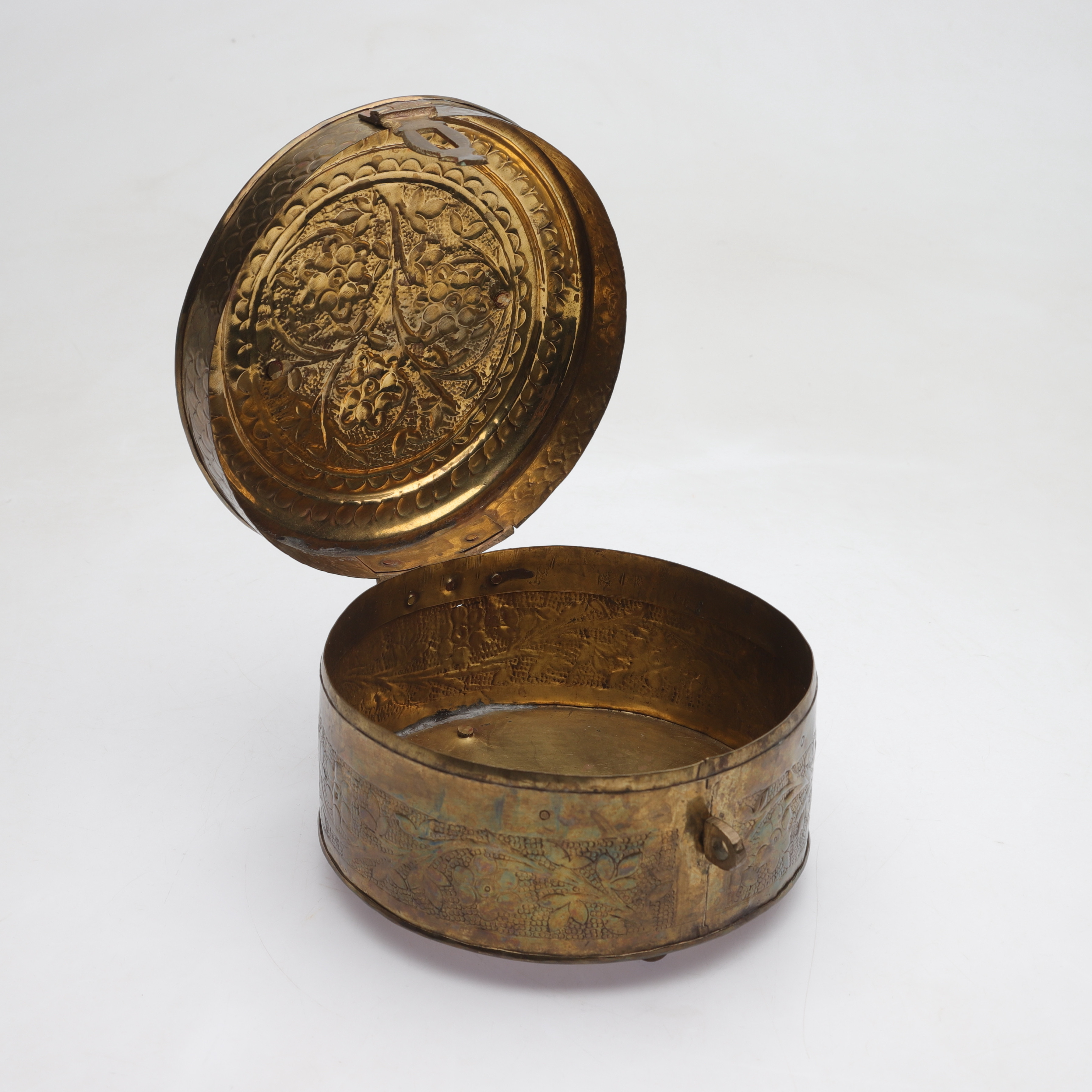 ASK MED LOCK, mässing, blom och växt ornamentik, 1900-tal.