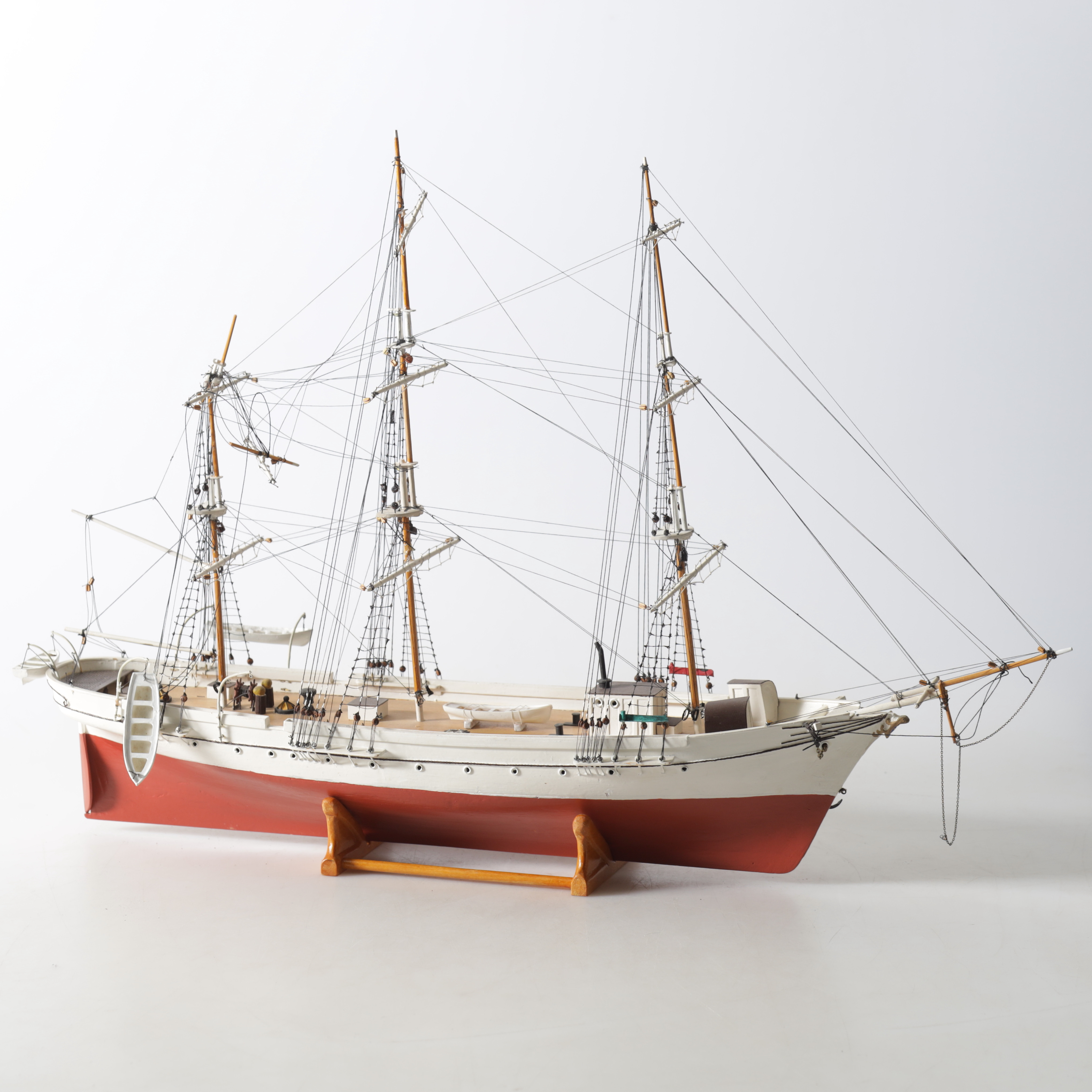 SKEPPSMODELL, övningsfartyget "Jarramas", bemålat trä, detaljer av metall, med stativ.