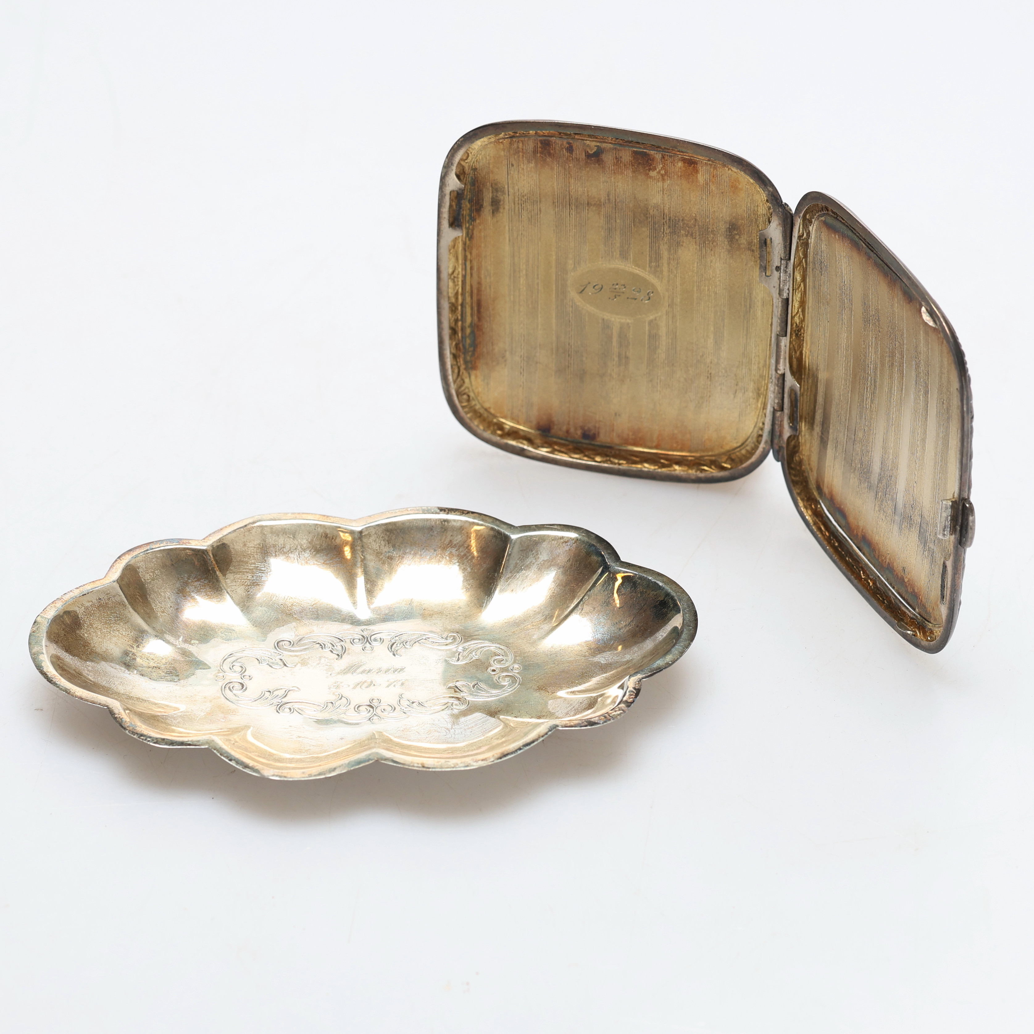 SILVERFÖREMÅL, 2 st, etui & fat, totalvikt ca 99 g, 1900-tal.