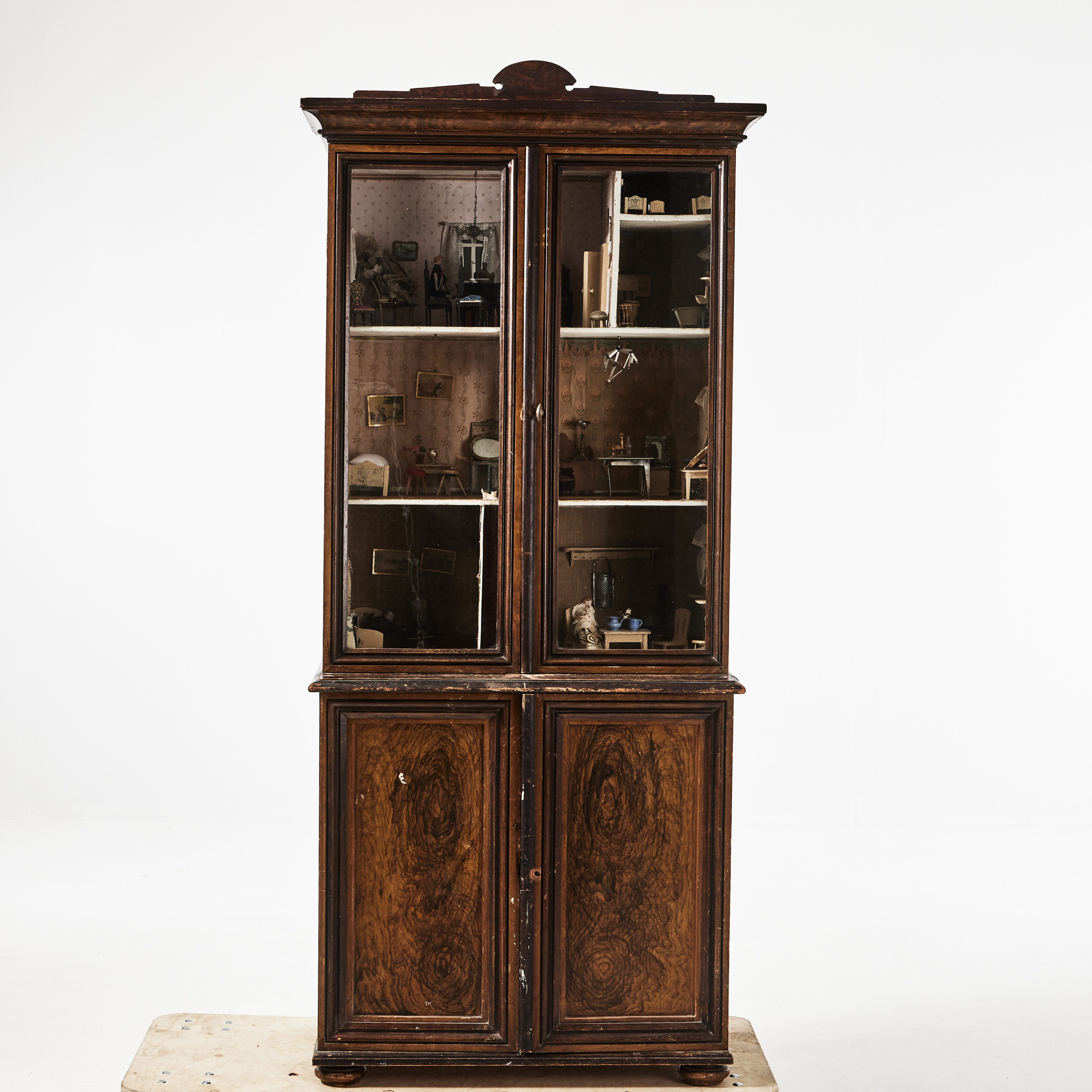 DOCKSKÅP, 1800-talets slut, imitationsmålat, med inredning och tillbehör.