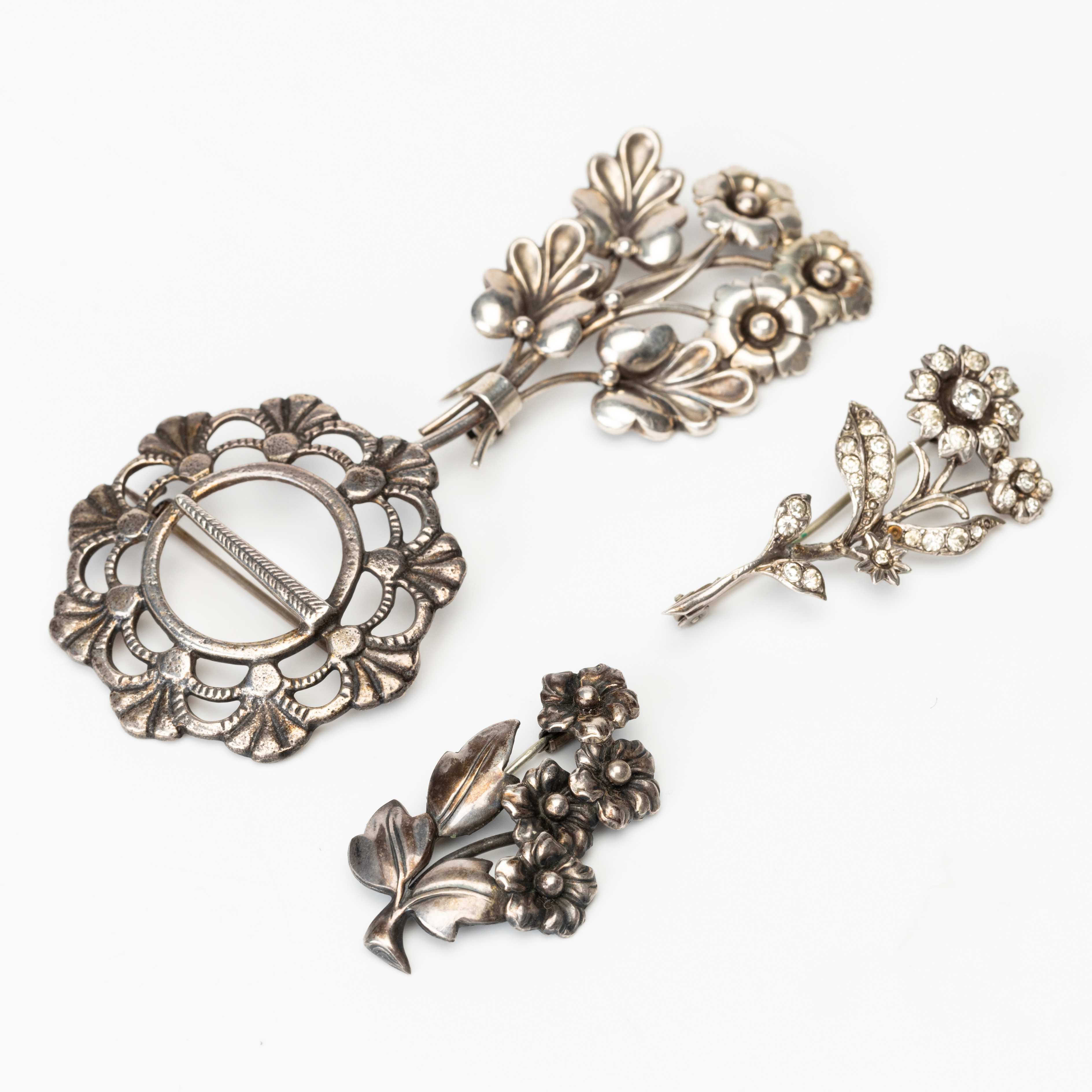 BROSCHER, 4 st, silver och en med markasiter.