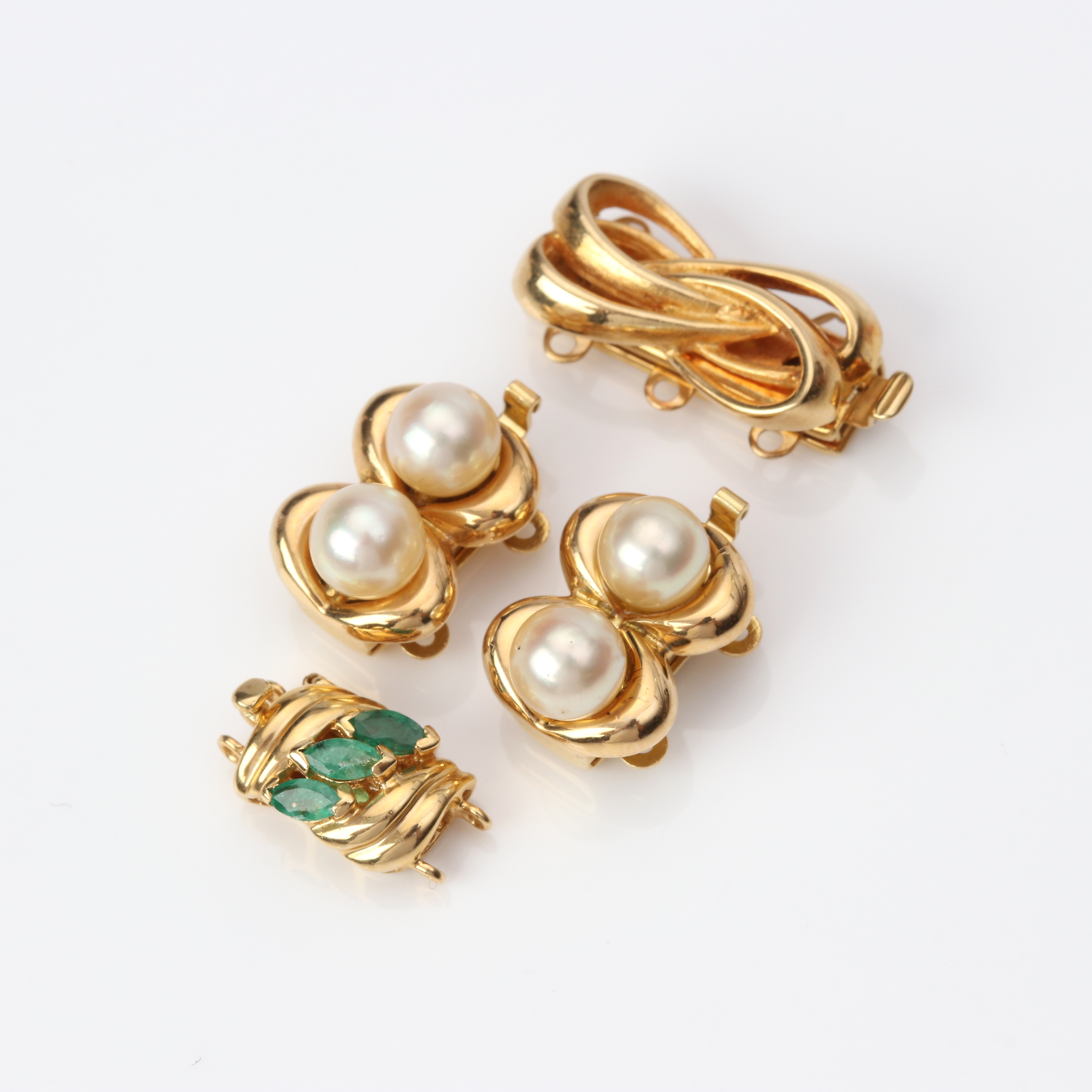 COLLIERLÅS, SEX ST. 18k guld med odlade pärlor och smaragder, totalvikt ca 14,5 gram.