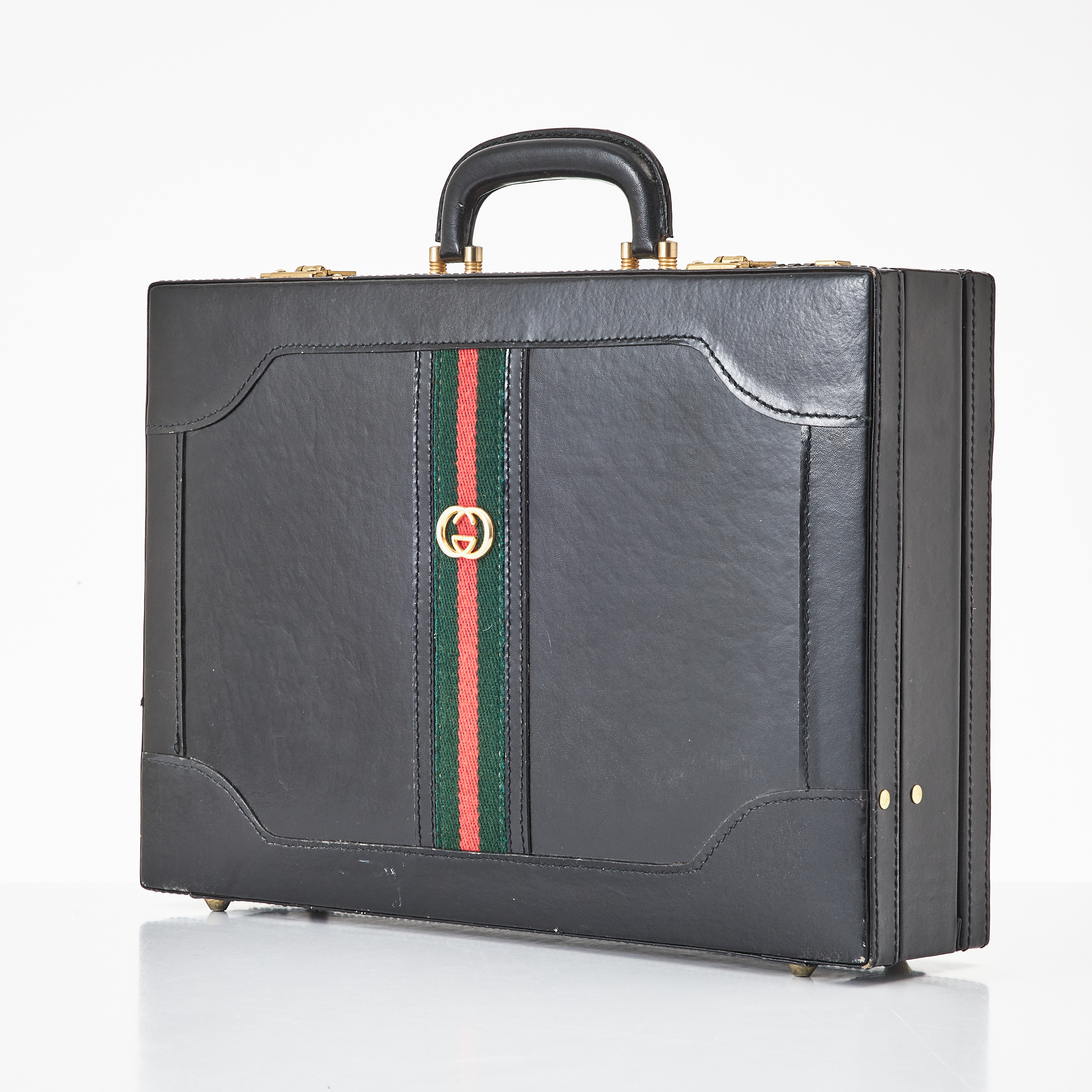 GUCCI, portfölj, svart läder, invändig inredning av flertalet fack, framtill med dekor av de klassiska textila ränderna i rött och grönt, framtill med förgylld GG-logotype, kodlås.