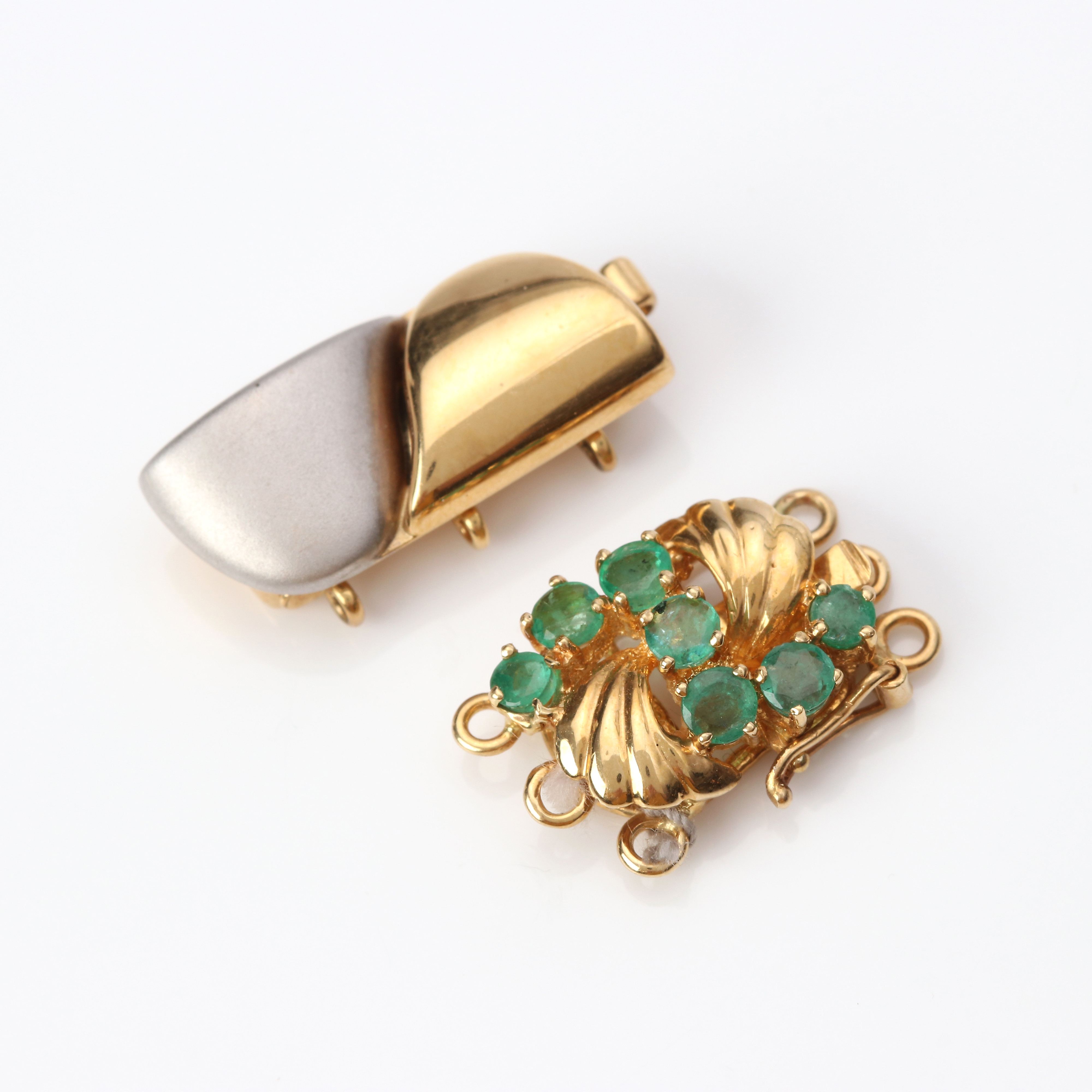 COLLIERLÅS, TRE ST. 18k röd- och vitguld med smaragder, totalvikt ca 6,7 gram.