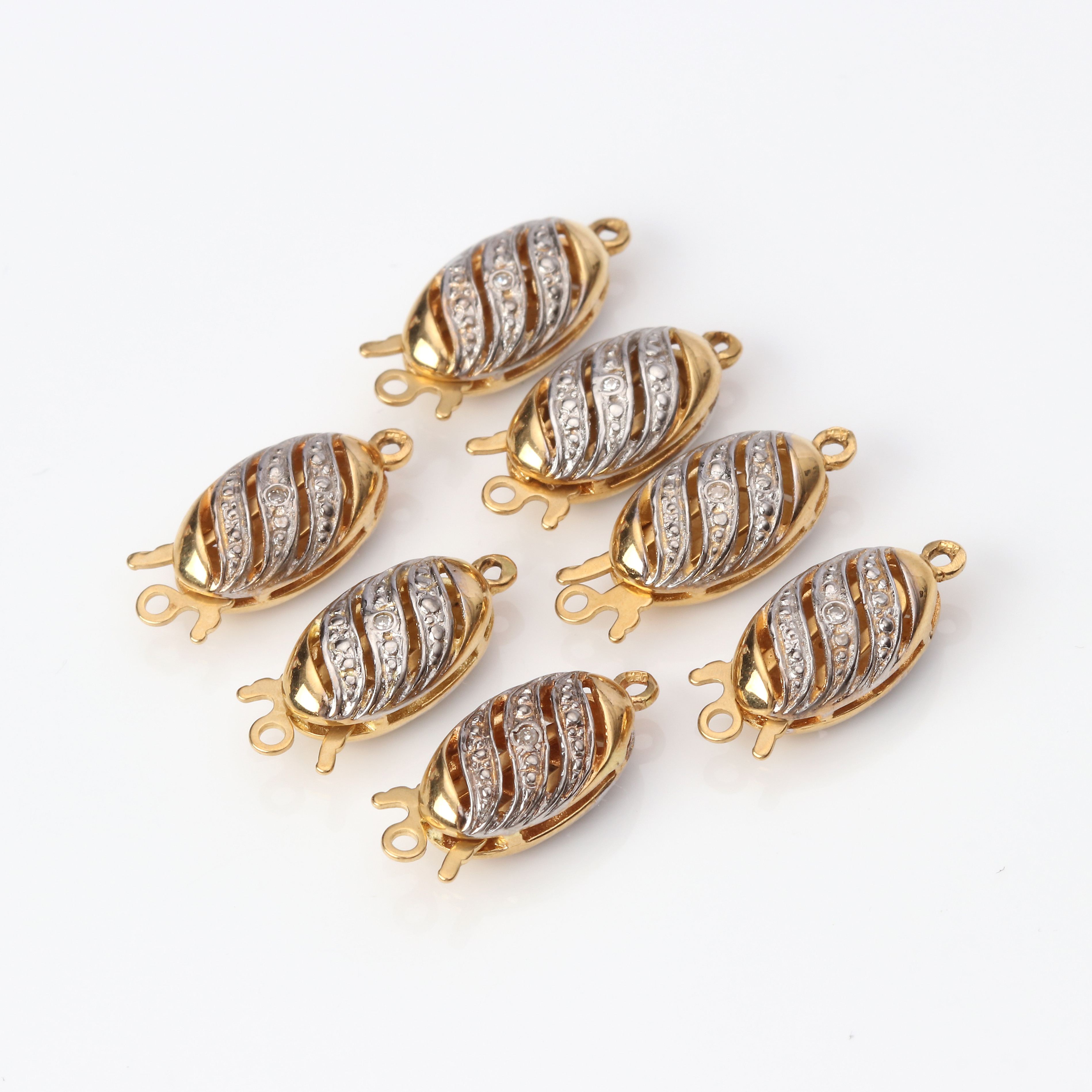 COLLIERLÅS, SJU ST. 18k röd- och vitguld med små diamanter, totalvikt ca 14,8 gram.