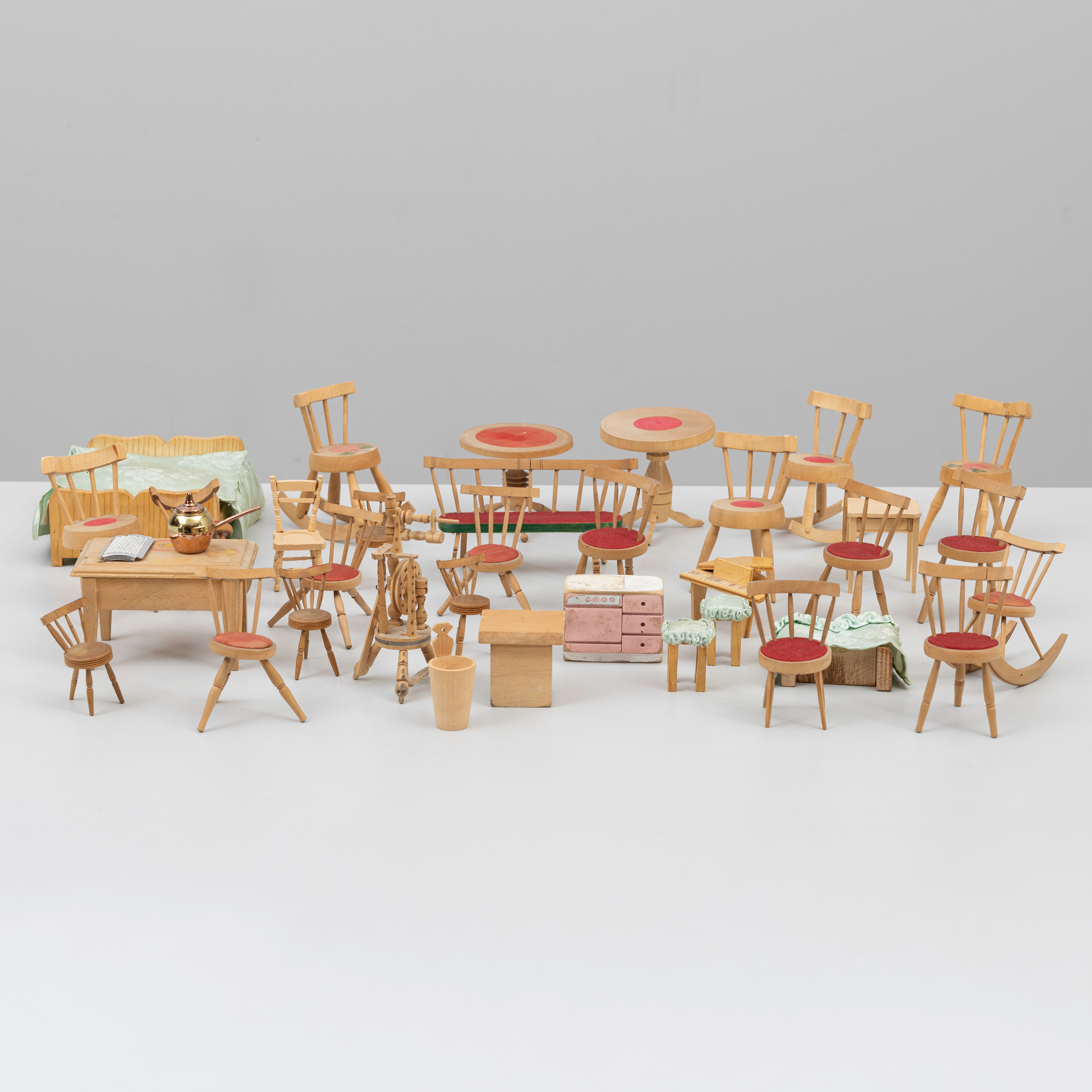 DOCKHUSMÖBLER, trä, bland annat stolar, 1900-tal.