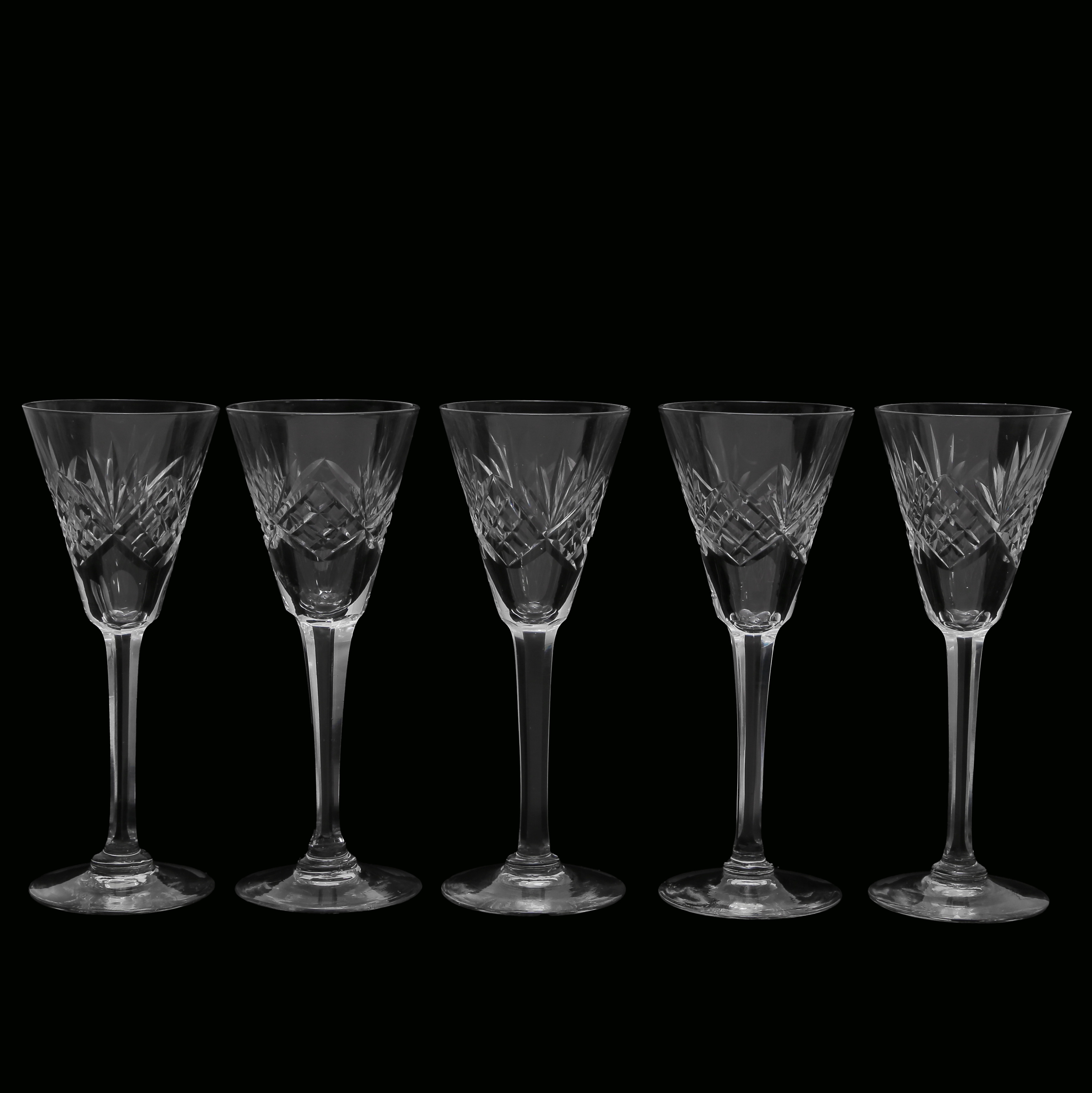 FRITZ KALLENBERG, 5 SNAPGLAS PÅ FOT, KRISTALL "HELGA", KOSTA BODA, 1900-TAL.
