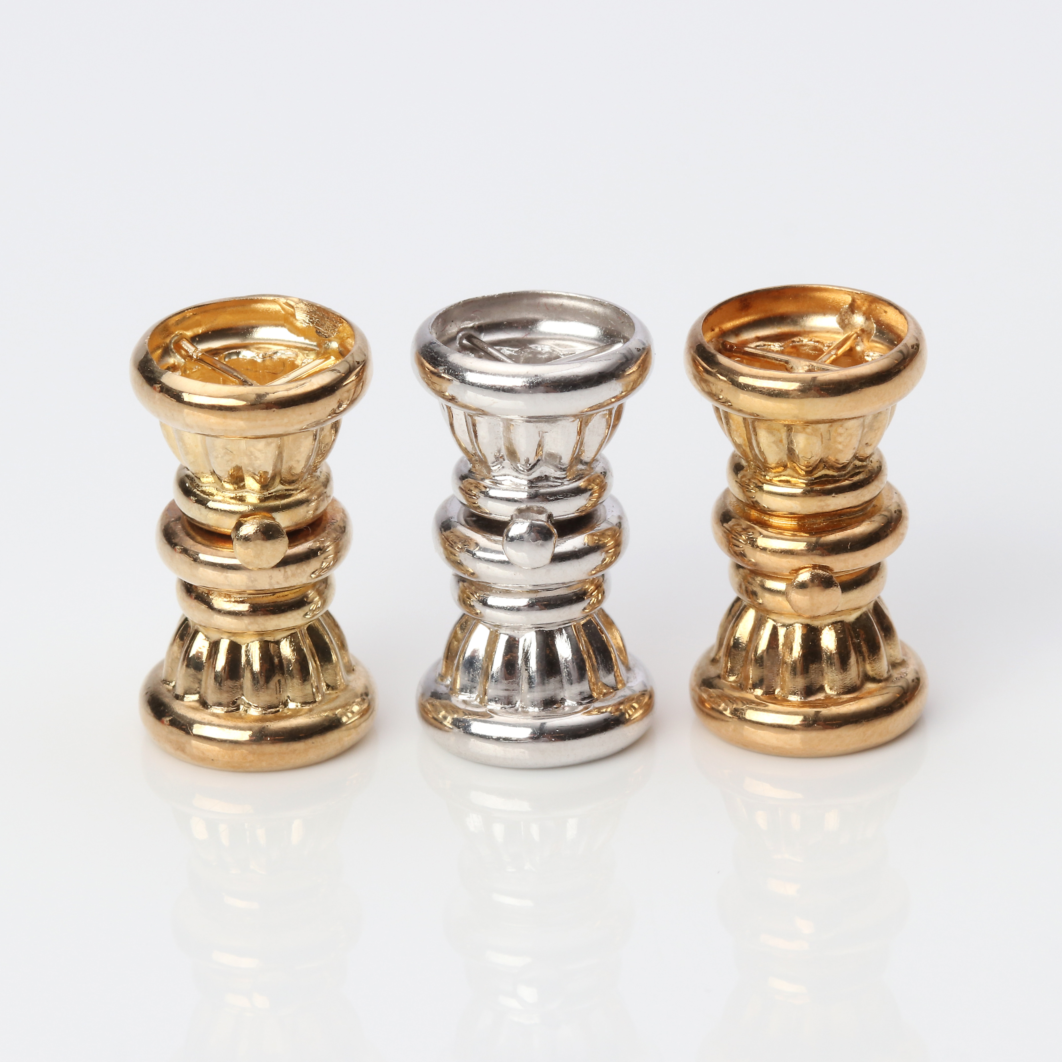 COLLIERLÅS, TRE ST. 18k röd- och vitguld, vikt ca 10,7 gram.