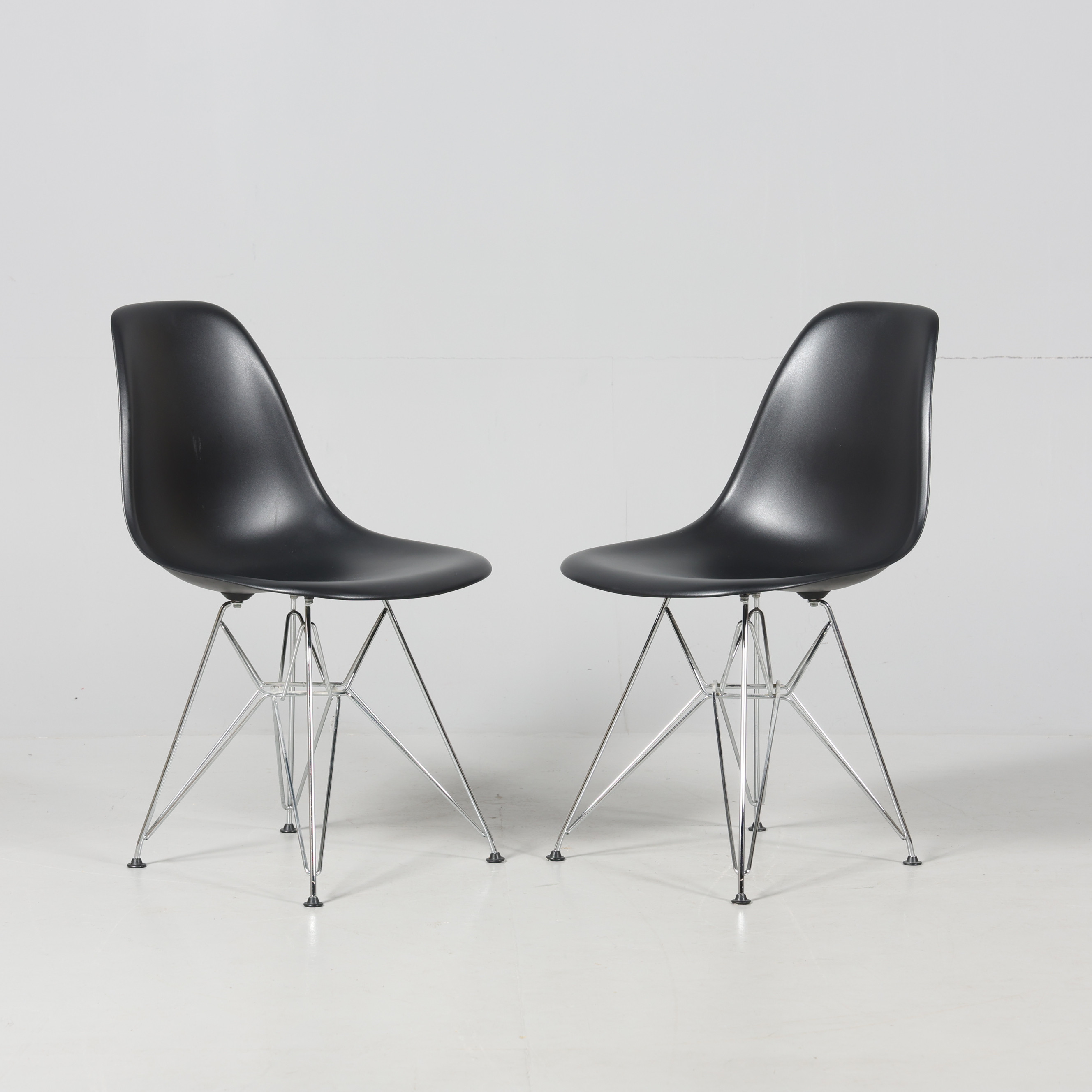 CHARLES & RAY EAMES. STOLAR, Ett par, "Eames Plastic Chair" Vitra.
