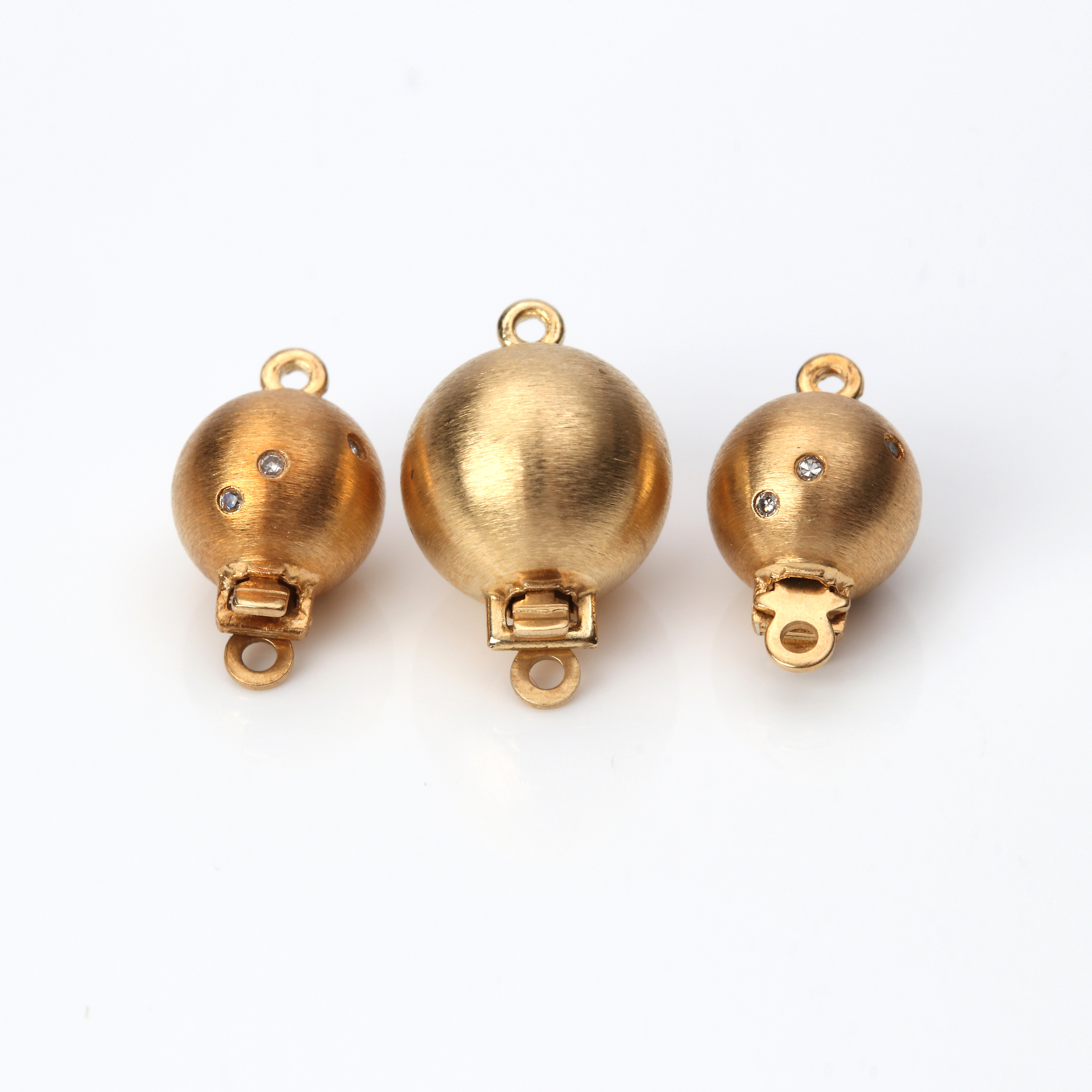KULLÅS, TRE ST. 18k guld med små diamanter, vikt ca 2,5 gram.