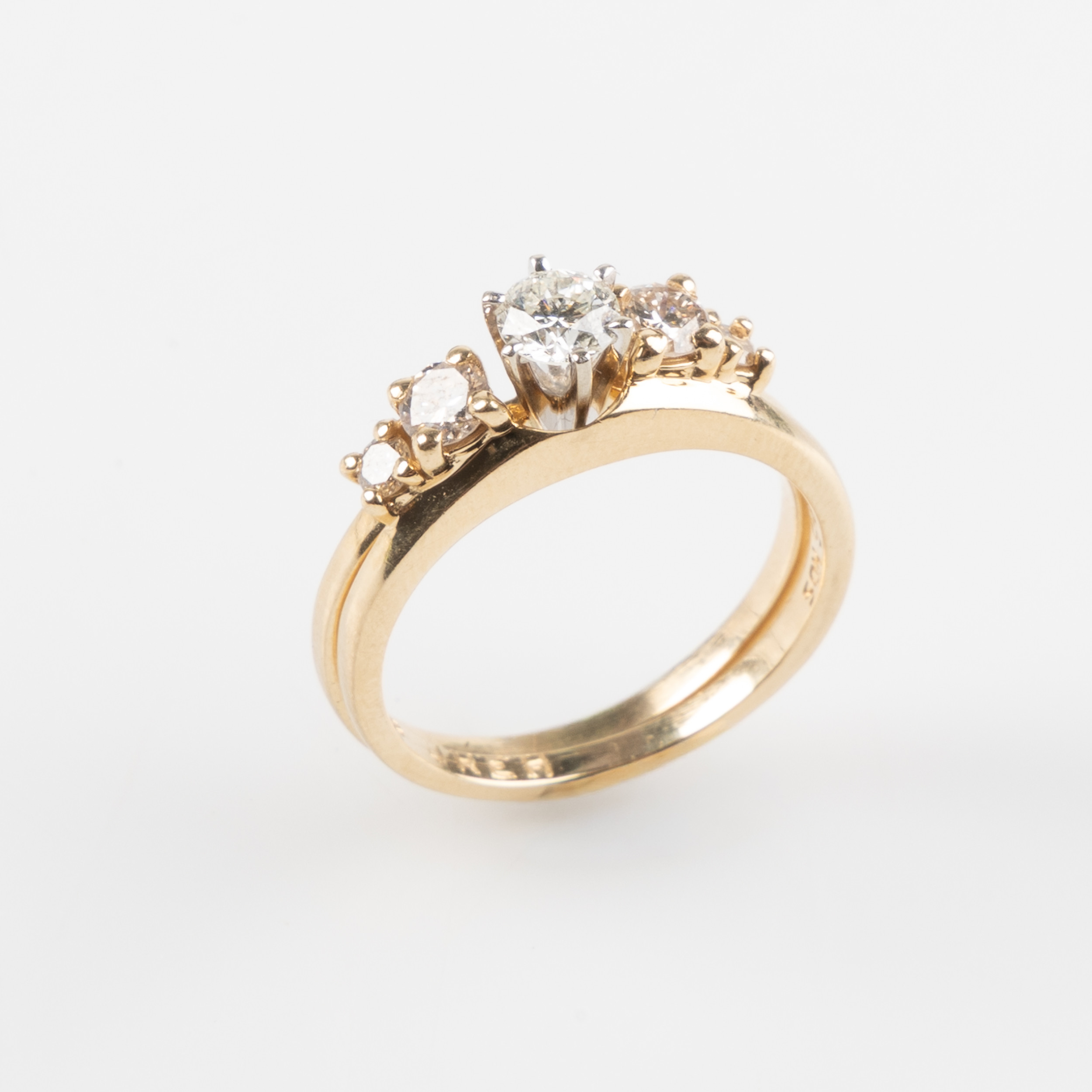 RING, 18K guld med briljantslipade diamanter, totalt 0.94 ct. Tvådelad.