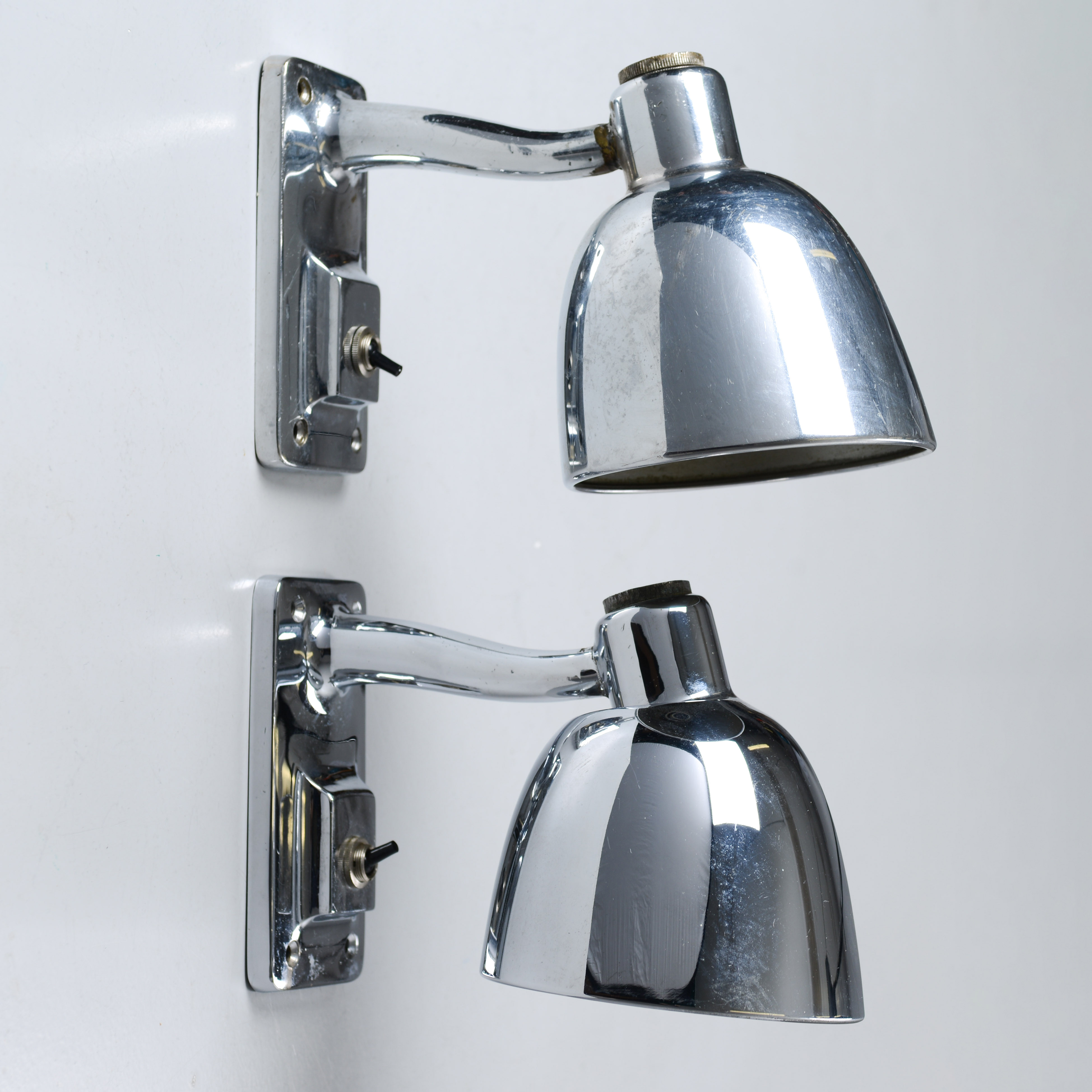 VÄGGLAMPOR, ett par, modell 3490, för SJ (Statens Järnvägar), Bröderna Malmströms metallvarufabrik, Malmö. omkring 1939.