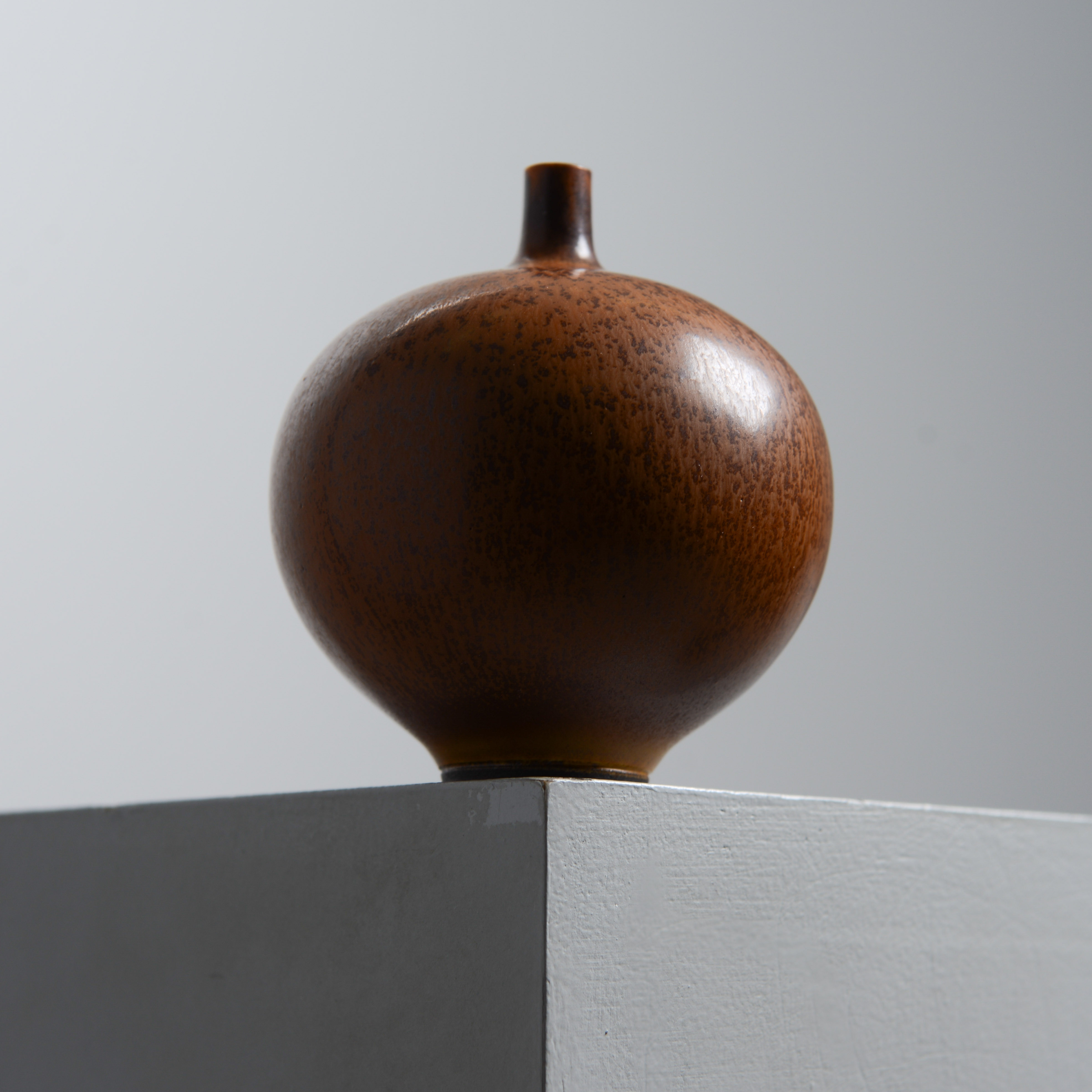 BERNDT FRIBERG. Vas, Studiohanden, Gustavsberg, signerad samt daterad 1958.