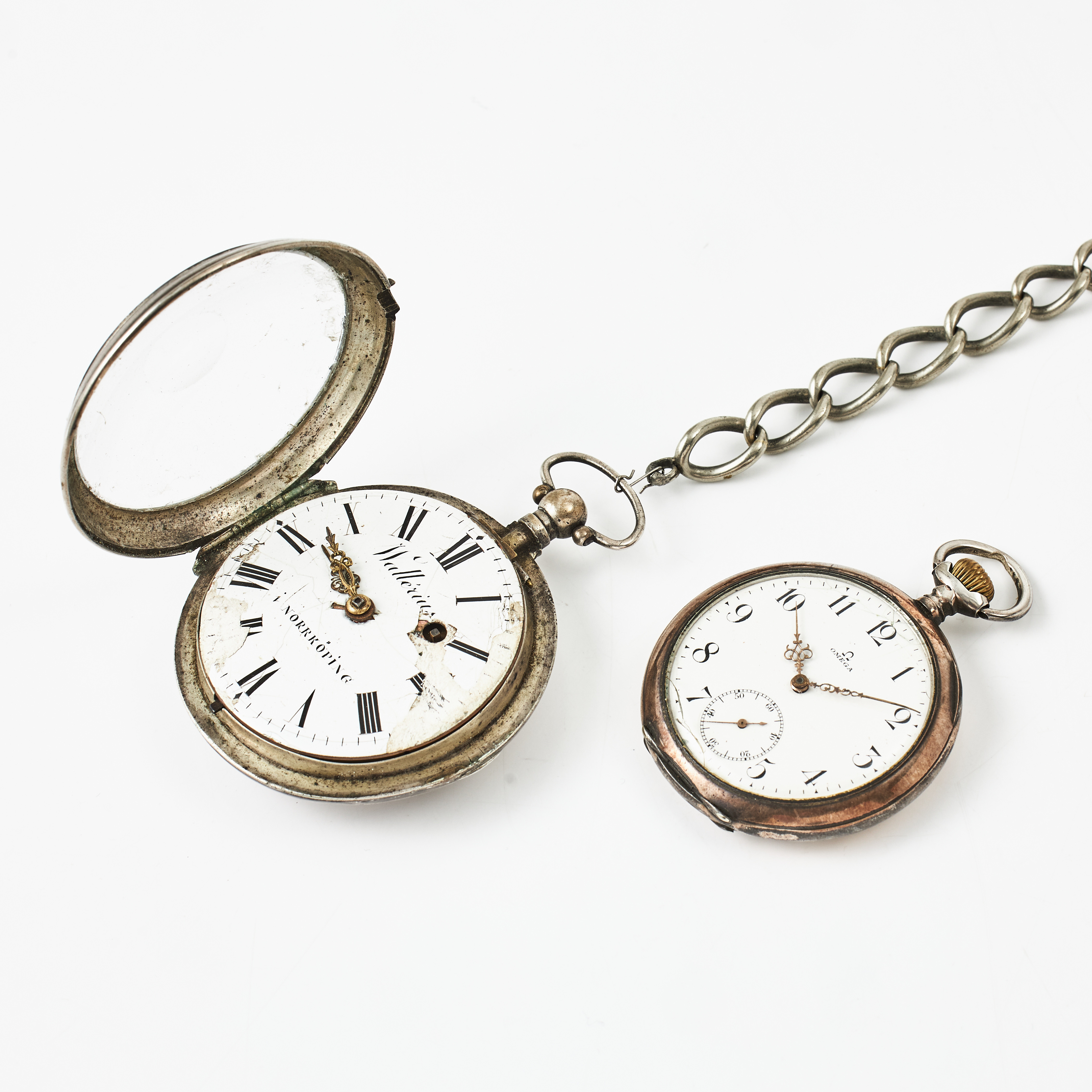 FICKUR, 2 st., Omega, silver/800, även innerlock i silver, arabiska siffror, resp. Wallerius, Norrköping, romerska siffror, vitemaljerade urtavlor.
