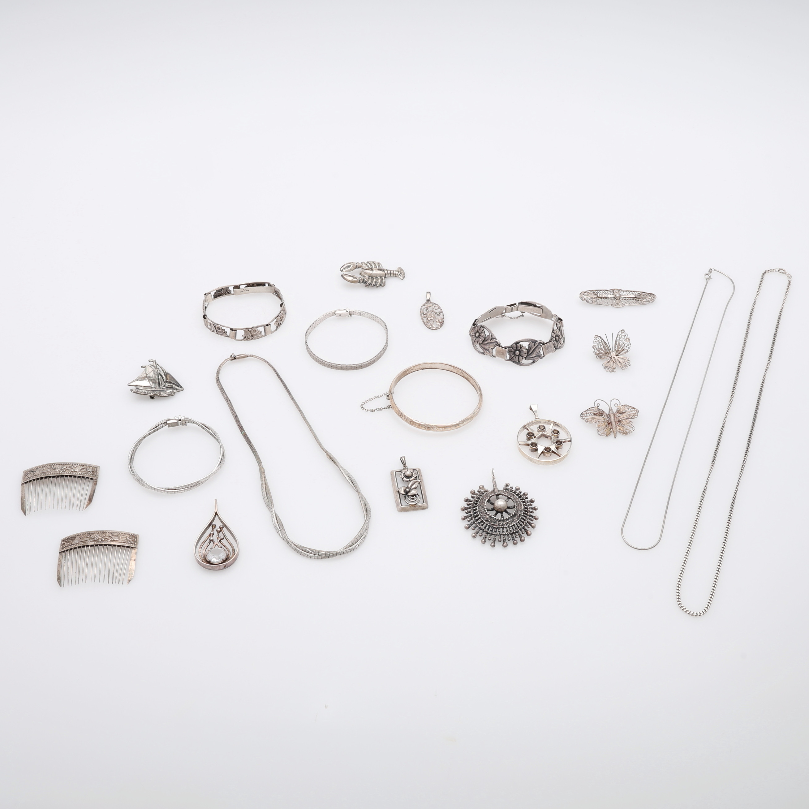 ETT PARTI SILVERSMYCKEN, 20 DELAR, TOTALT Ca. 216 g.