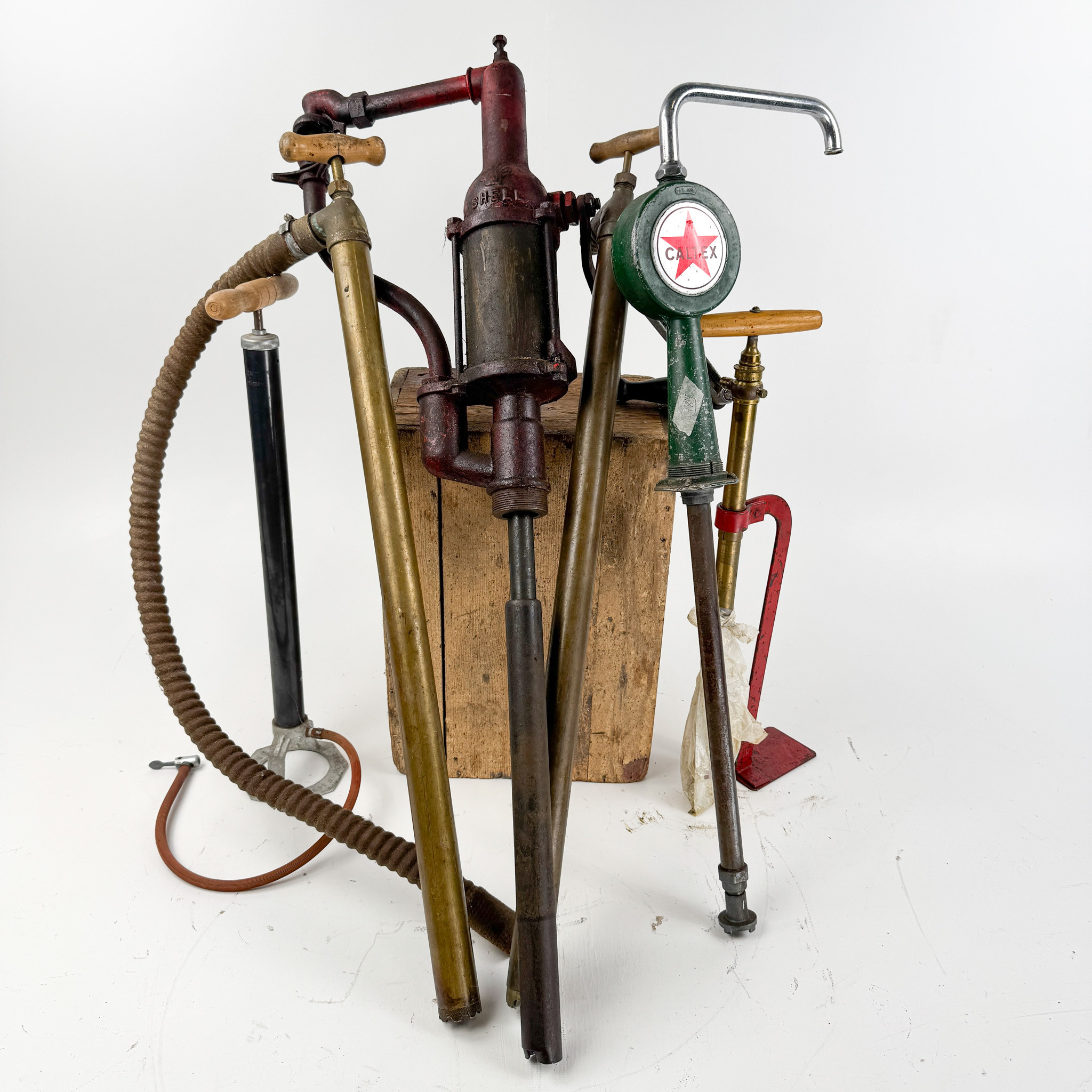 CALTEX, SHELL, ORION, 6 st, fatpumpar och luftpump, 1900-tal.