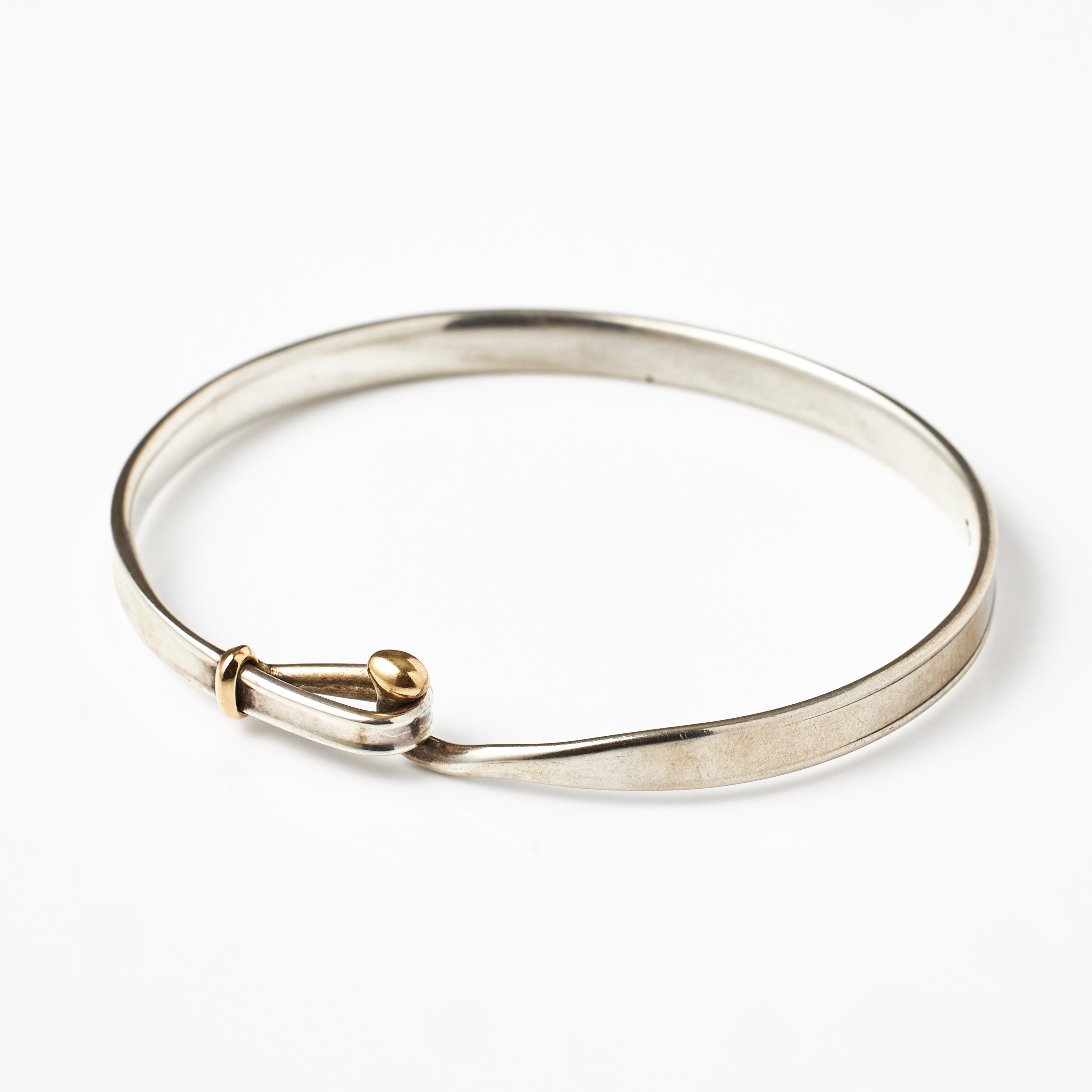 VIVIANNA TORUN BÜLOW-HÜBE. Armring, sterlingsilver med 18 k gulddetaljer, design no 204, stämplad TORUN, för Georg Jensen, Denmark.