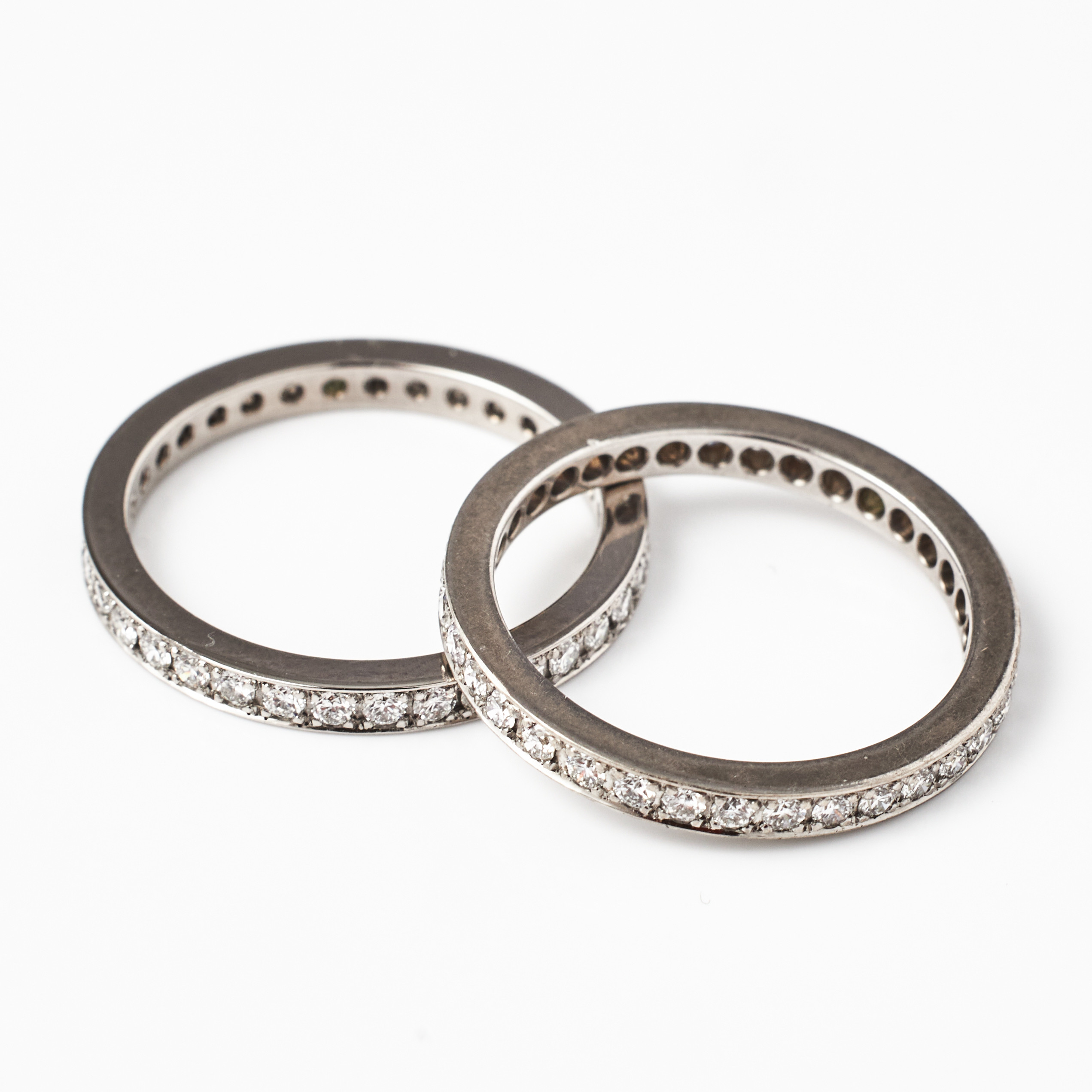 HELALLIANSRINGAR, 1 par, 18 k vitguld, vardera med 35 briljanter, totalt ca 1,40 ct, ostämplade.