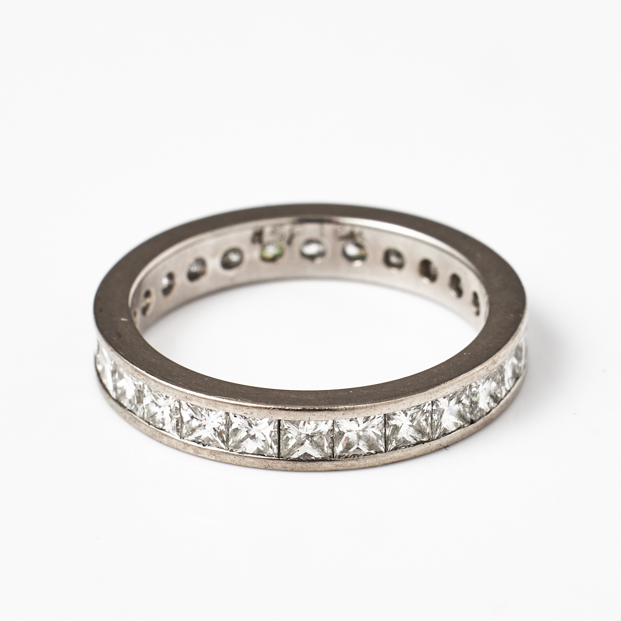HELALLIANSRING, 18 k vitguld, 26 princesslipade diamanter totalt ca 1,82 ct.