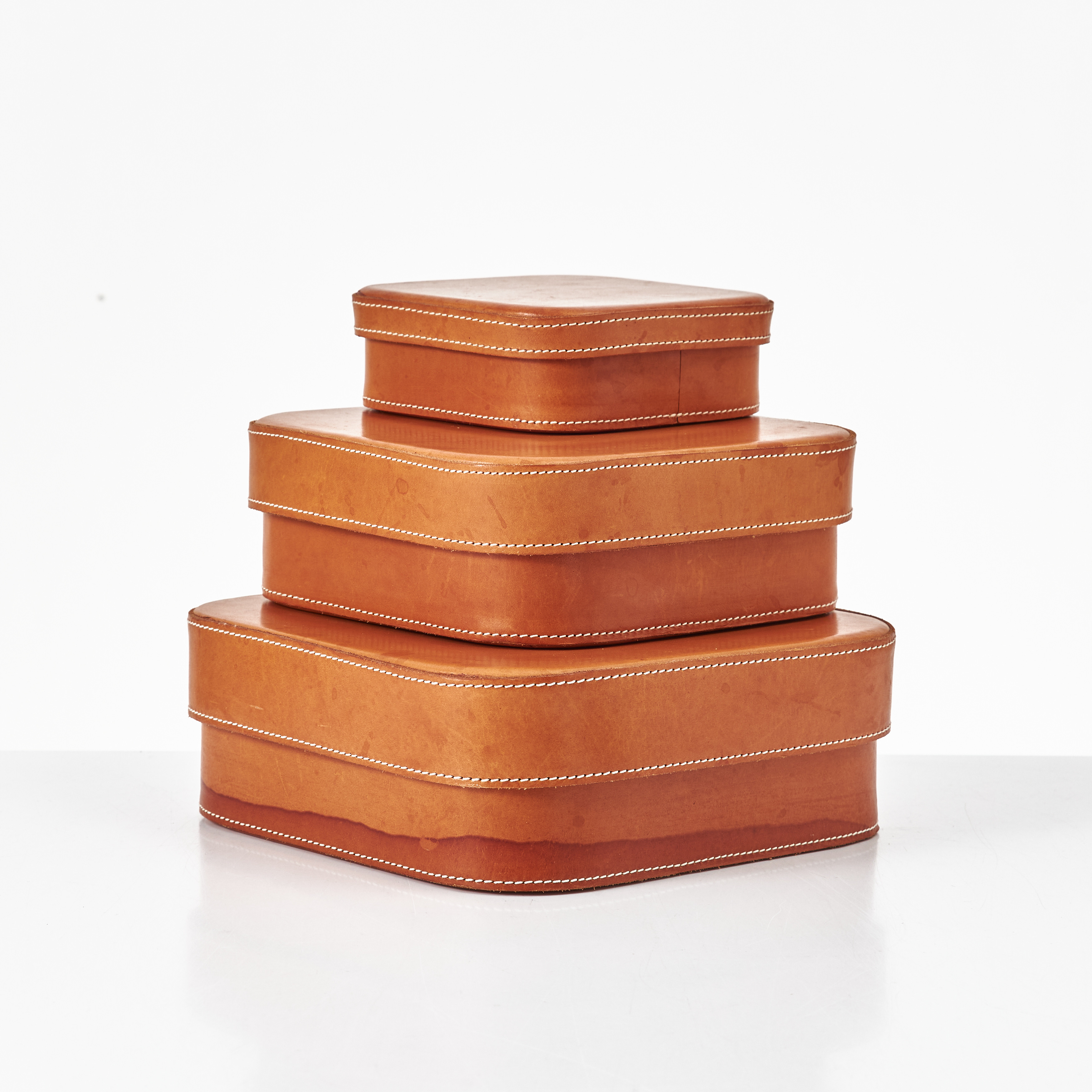 PALMGRENS, etuier, 3 st., naturfärgat läder med vita stickningar, i olika storlekar.