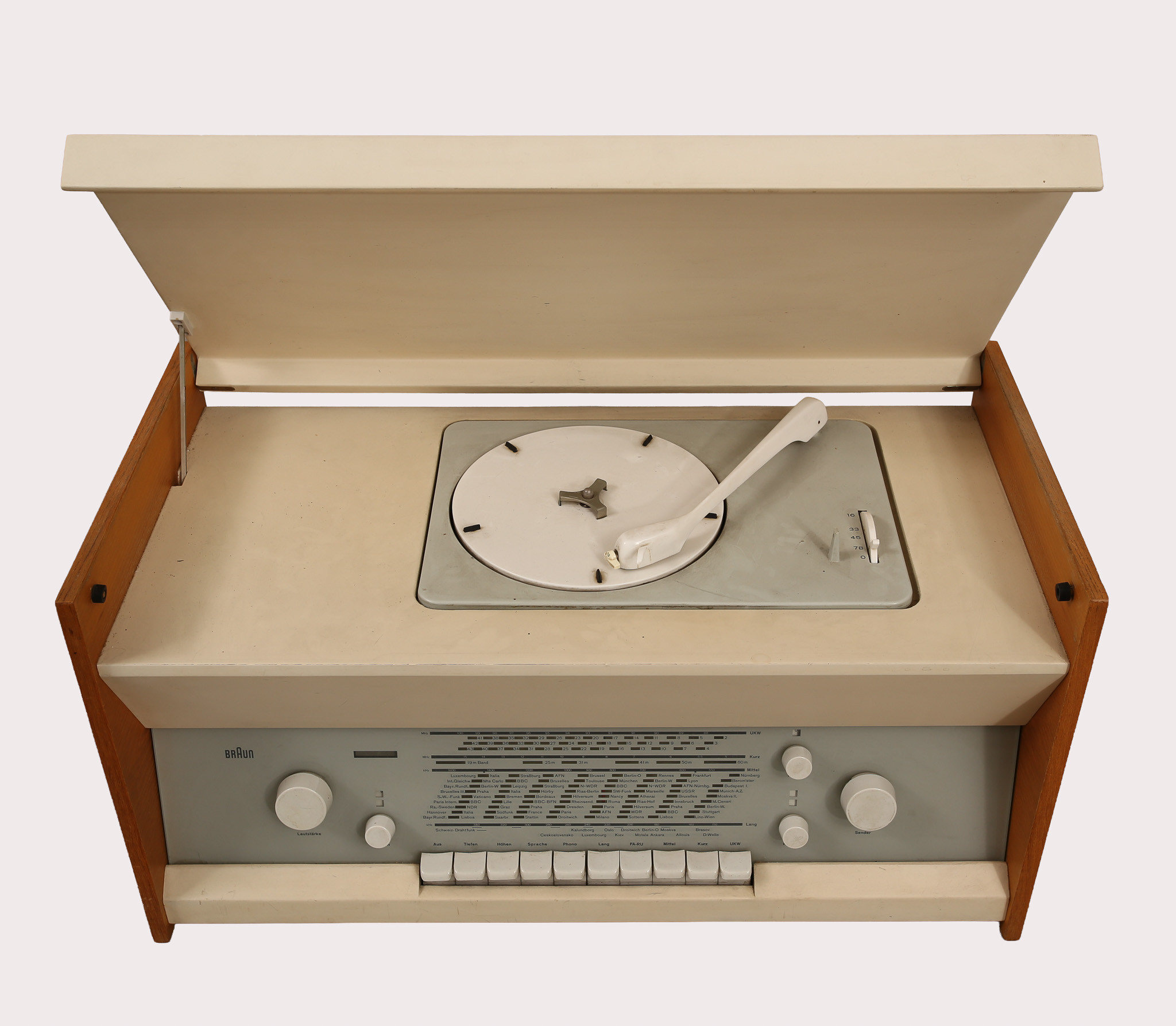 DIETER RAMS & HANS GUGELOT. Braun Atelier 1-81 S, rörförstärkare med radio och skivspelare, inklusive ett par högtalare L 1, design 1959.