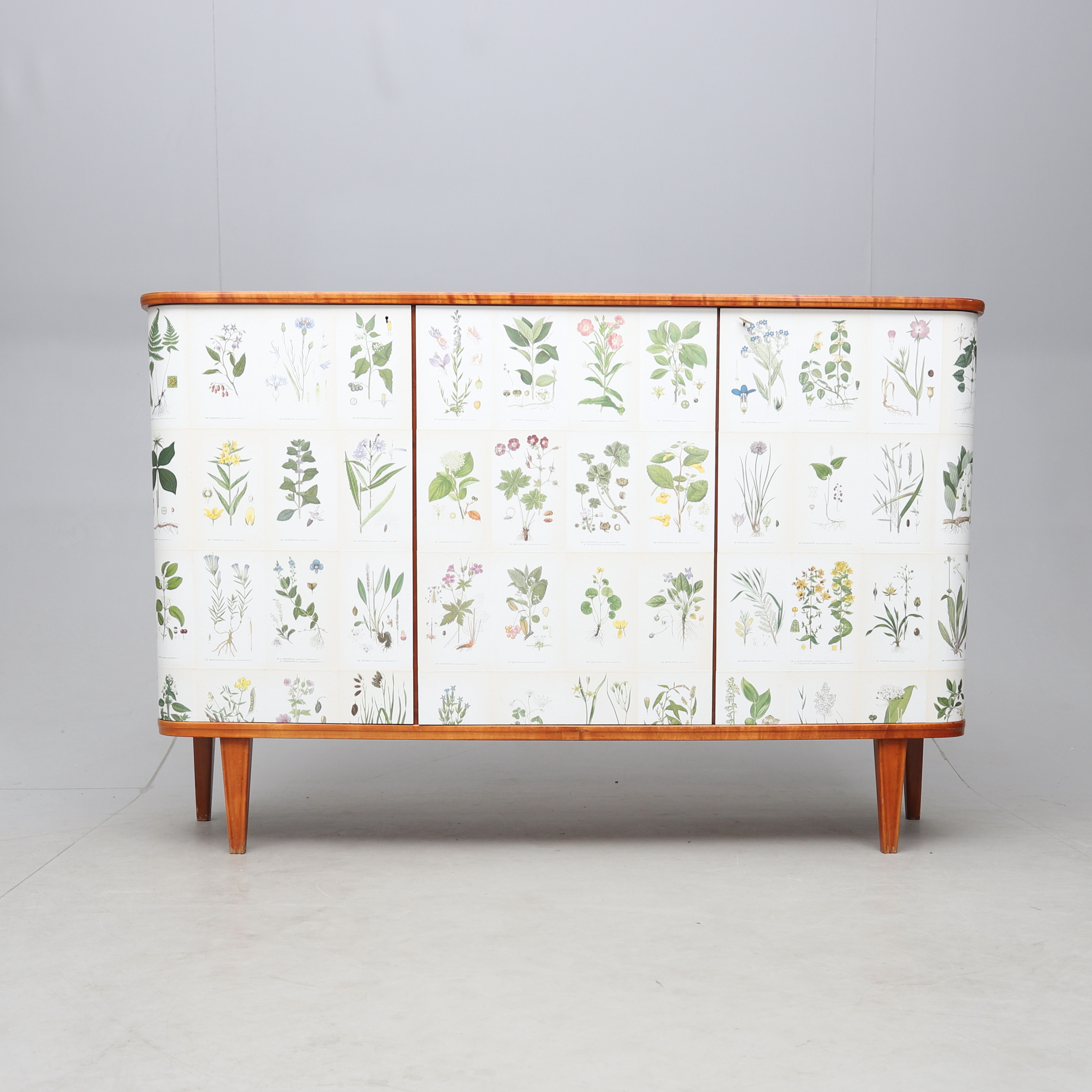 SKÅP, Swedish modern, 1940-/50-tal, tapetserad i Nordens Flora.