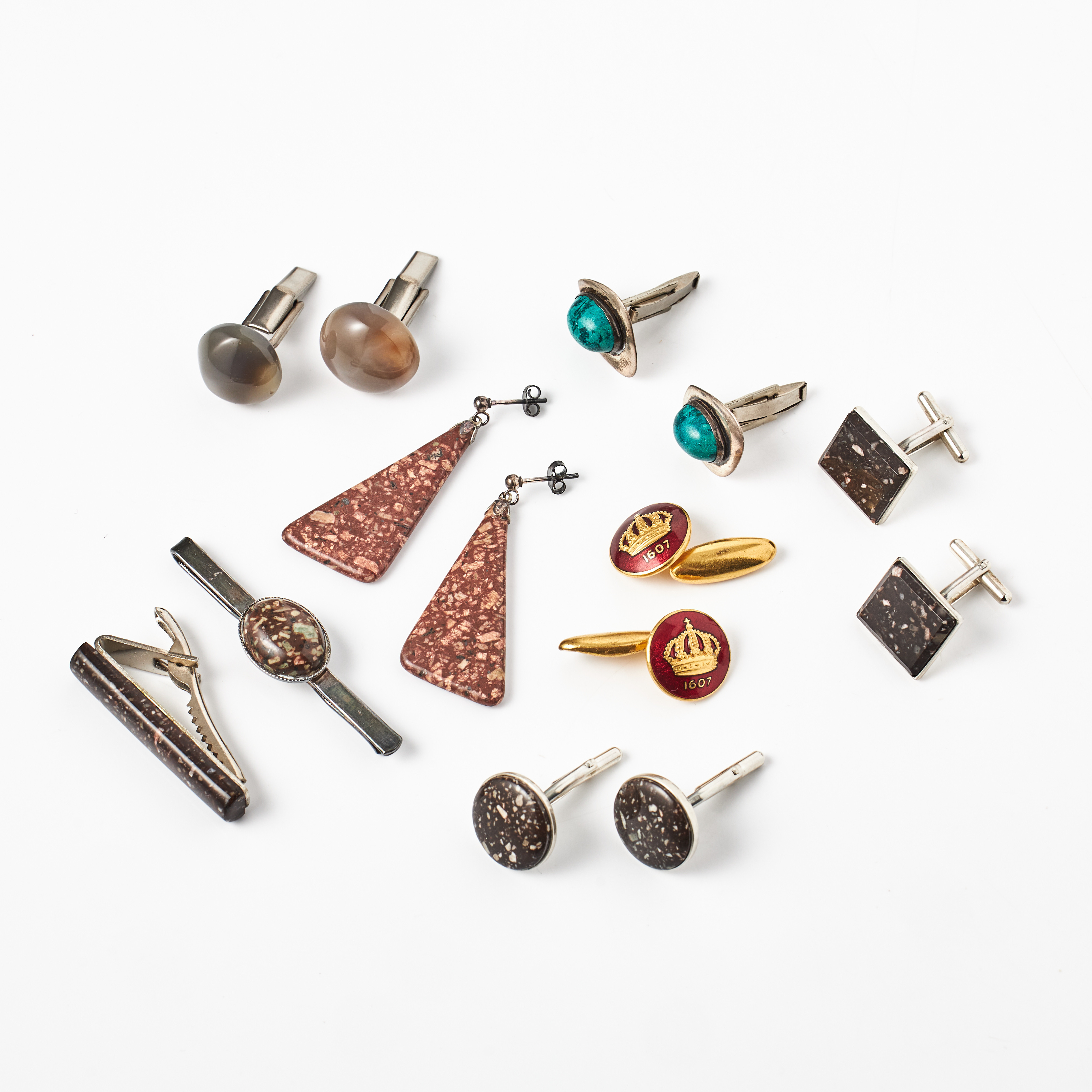 MANSCHETTKNAPPAR, 5 par, SLIPSKLÄMMOR, 3 st., ÖRHÄNGEN, 1 par, delvis silver, bl a med porfyr och cabochonslipade agater.