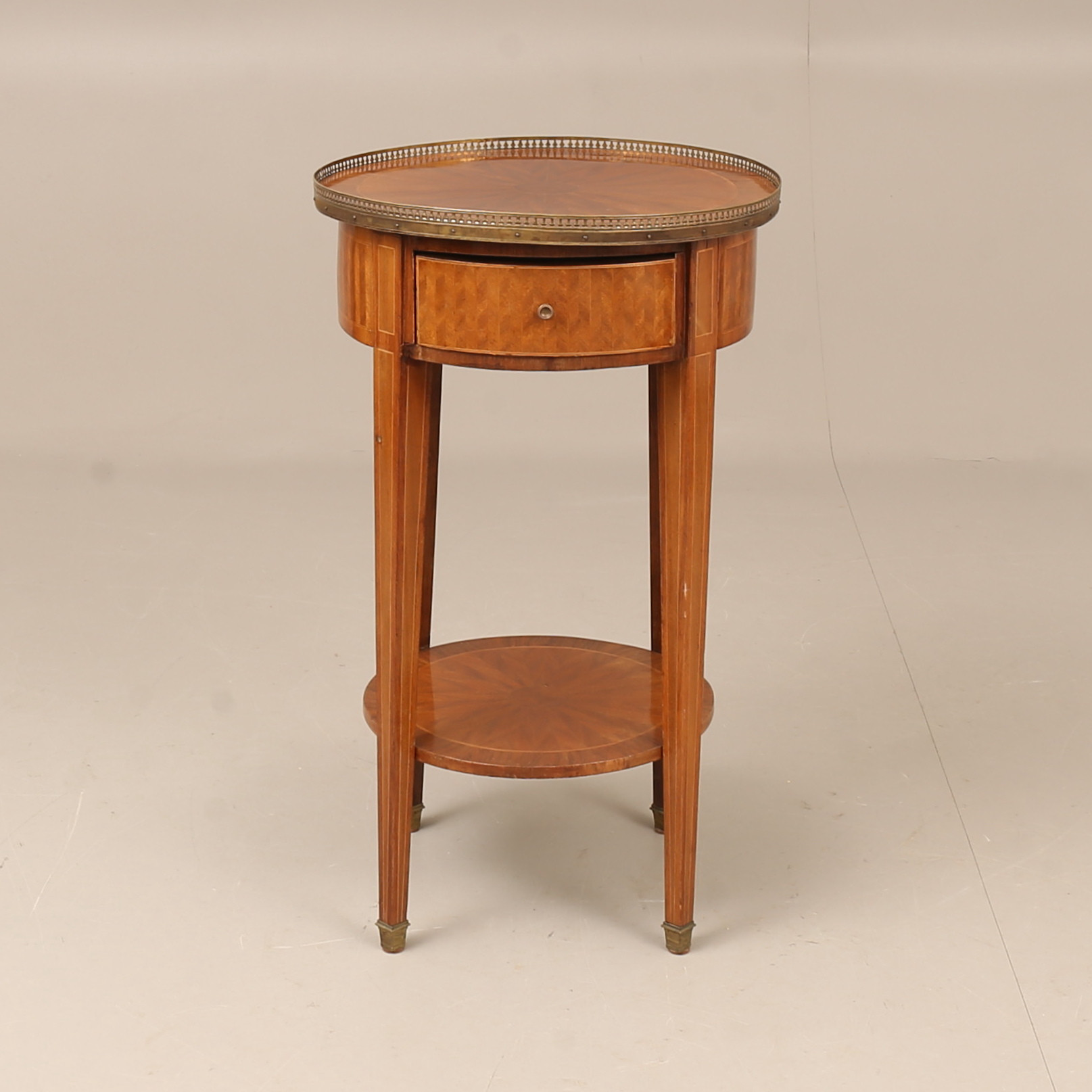 BORD, mahogny, sarg i mässing, gustaviansk stil, 1900-talets första del.