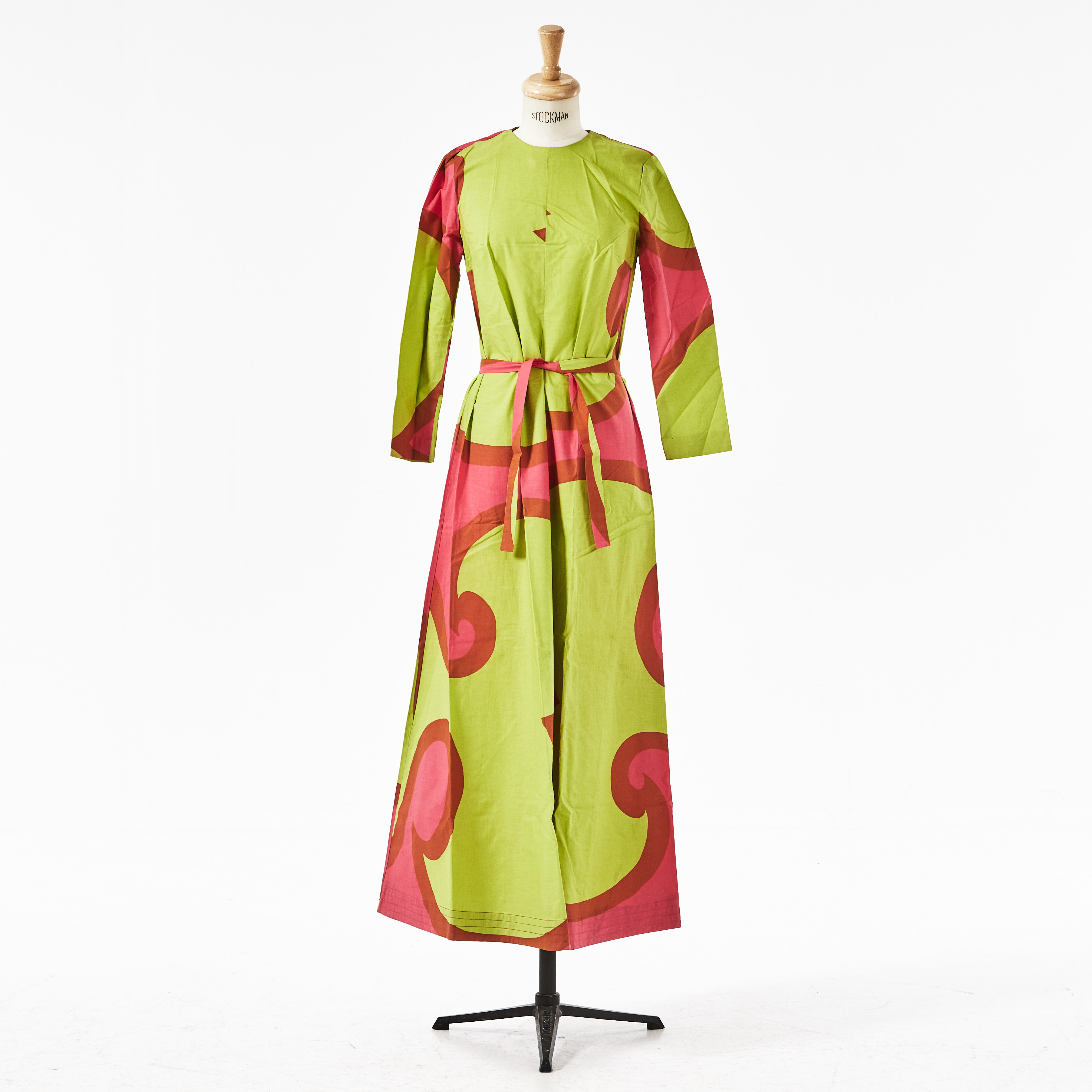 ANNIKA RIMALA. Maxiklänning, Marimekko, sydd i tryckt bomullstyg med mönstret "Jokeri", 1967, med tygskärp i samma mönster.