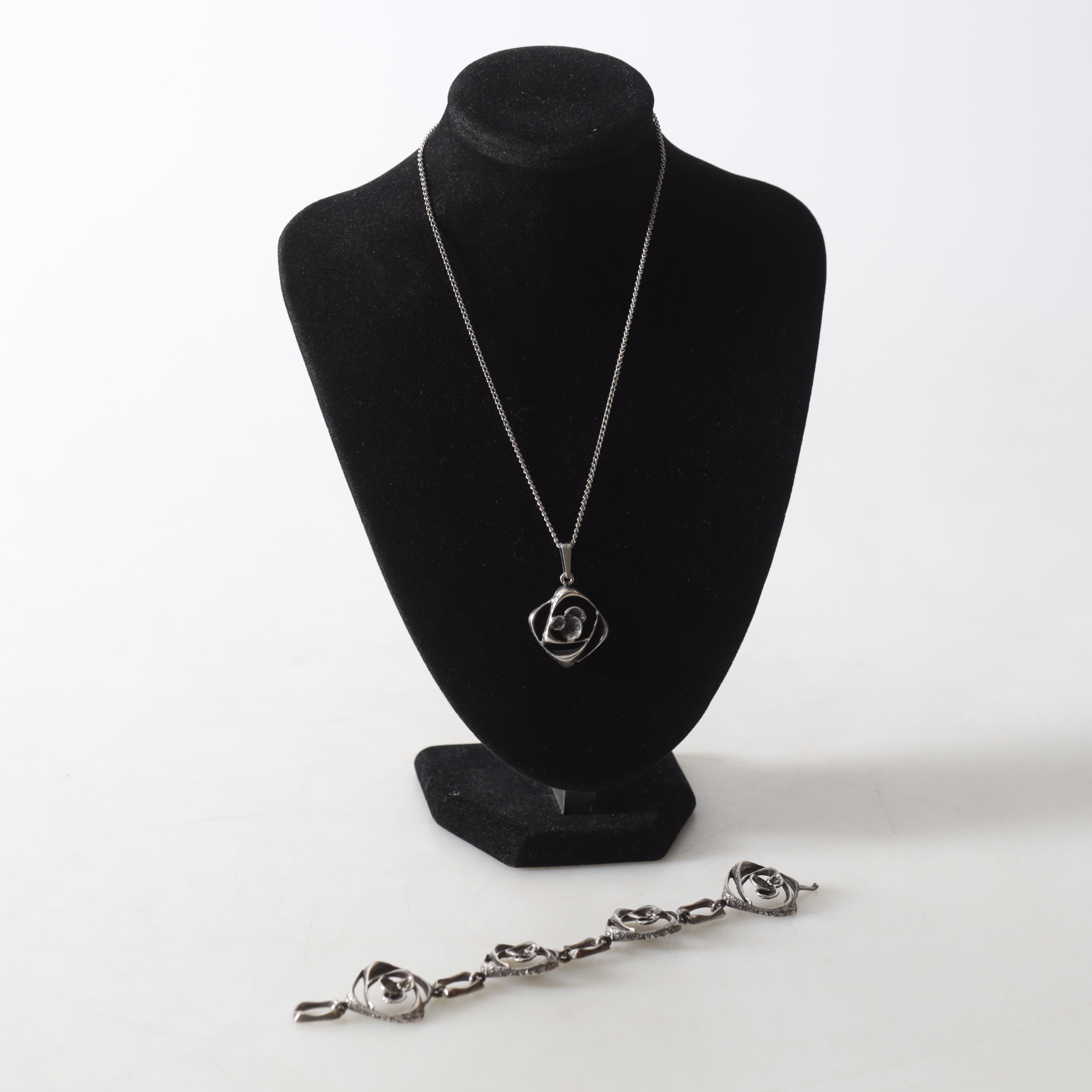 KARL LAINE. hänge & armband, sterlingsilver, Finland. Totalvikt ca 37,6 gram inklusive kedja.