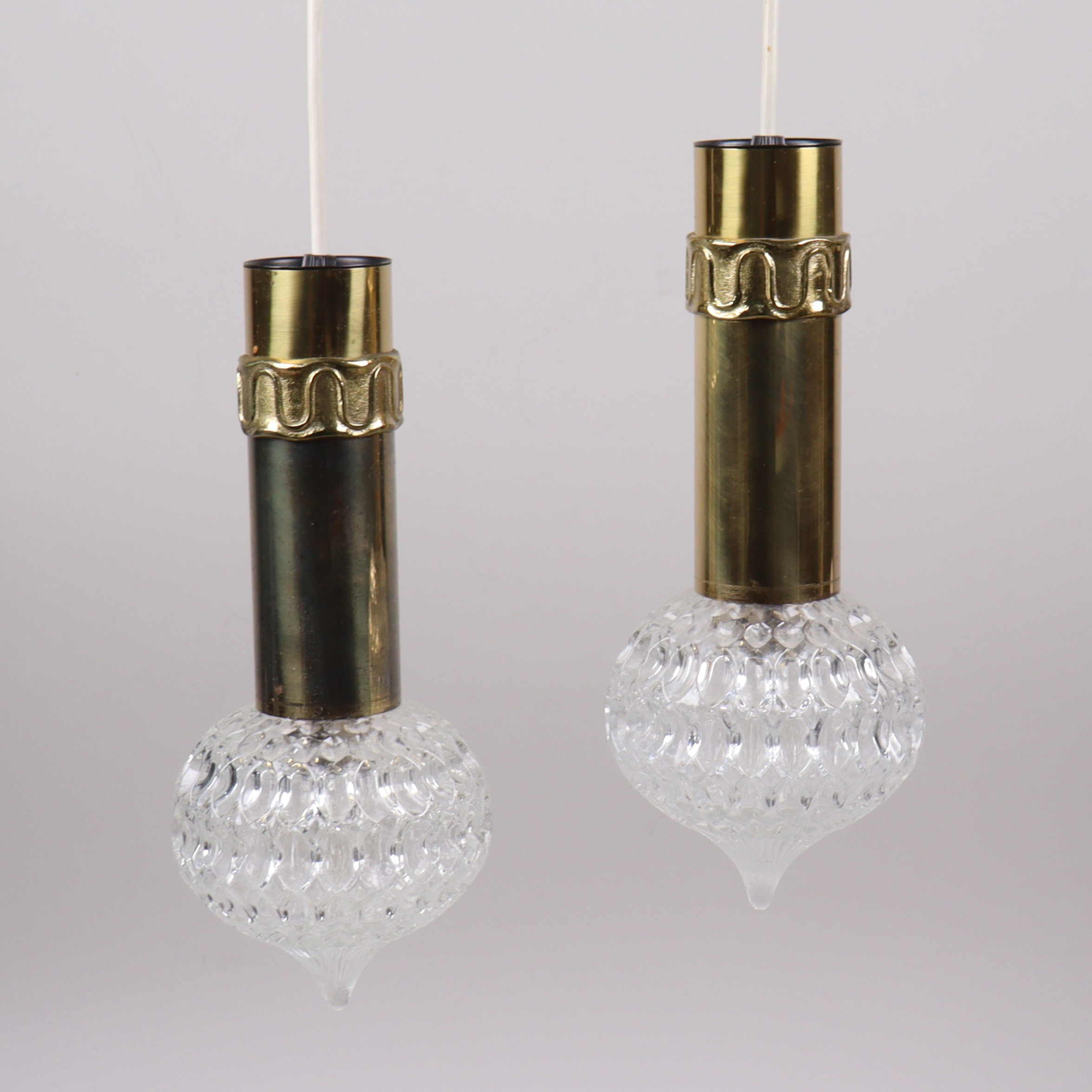 FÖNSTERLAMPOR, troligen Maison Arlus, Frankrike, glas och mässing, 1960-tal, 1 par.