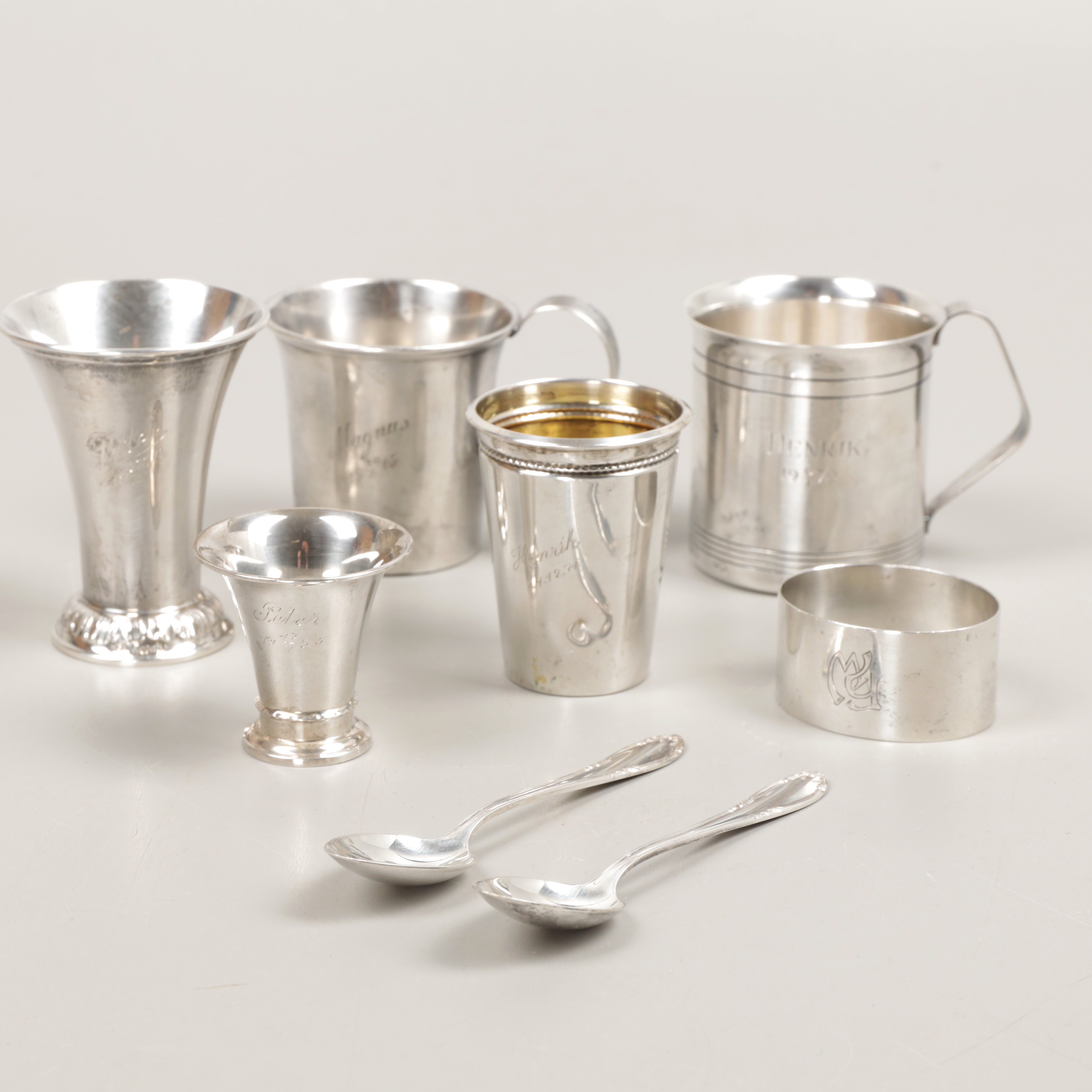 BÄGARE, MUGGAR, SKEDAR mm, silver, totalvikt 276 gram.