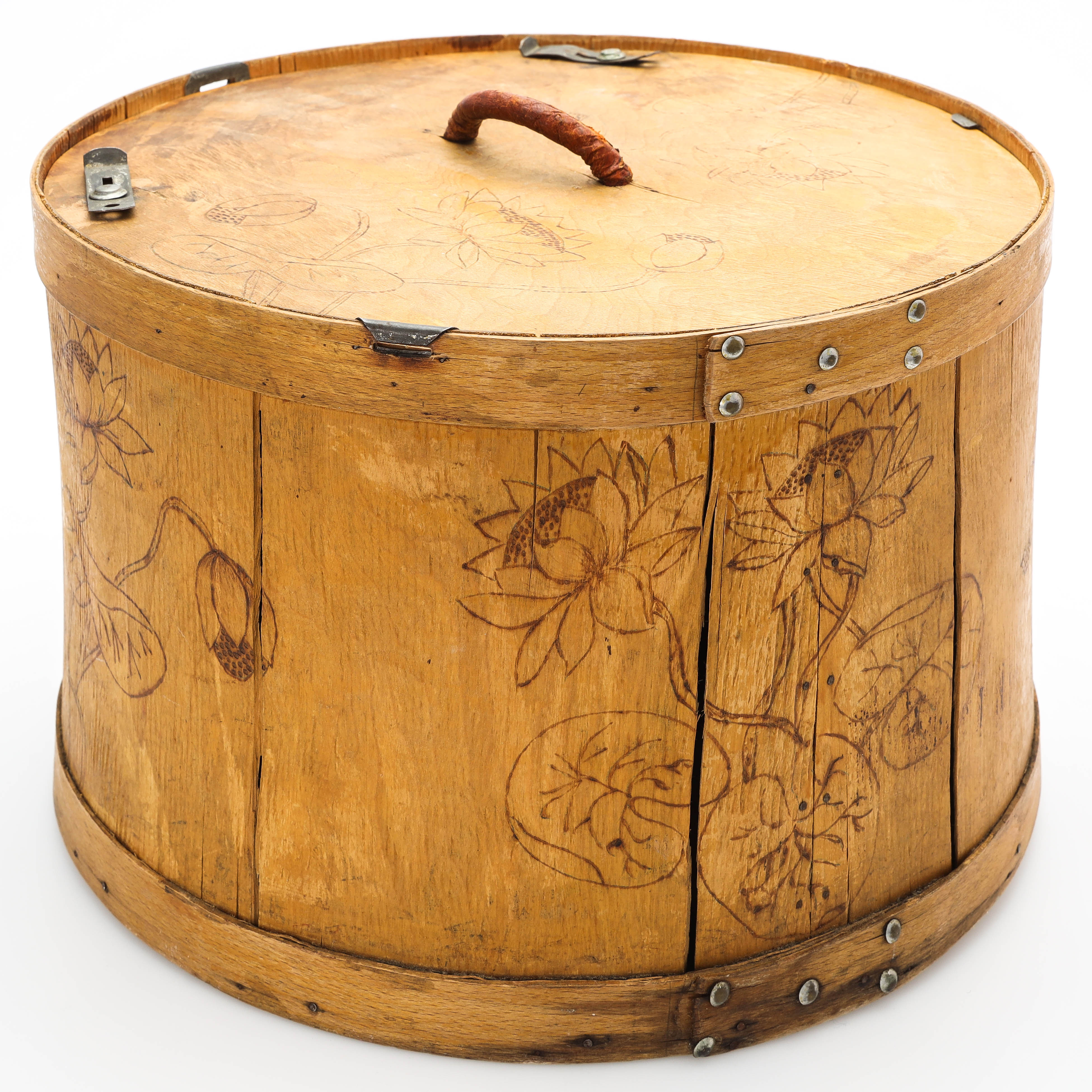 HATTASK/FÖRVARIGNSLÅDA, dekorerad med näckrosor, 1800/1900-tal.