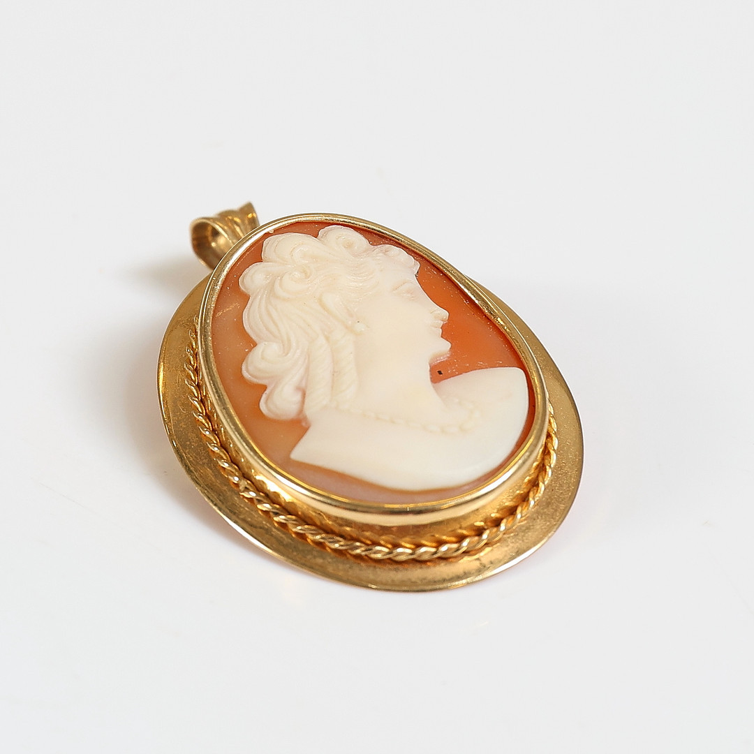 BROSCH/HÄNGE, 18K guld med camé, Juvelerare Oskar Waleby, Stockholm, 1949. Totalvikt ca 6,4 gram.