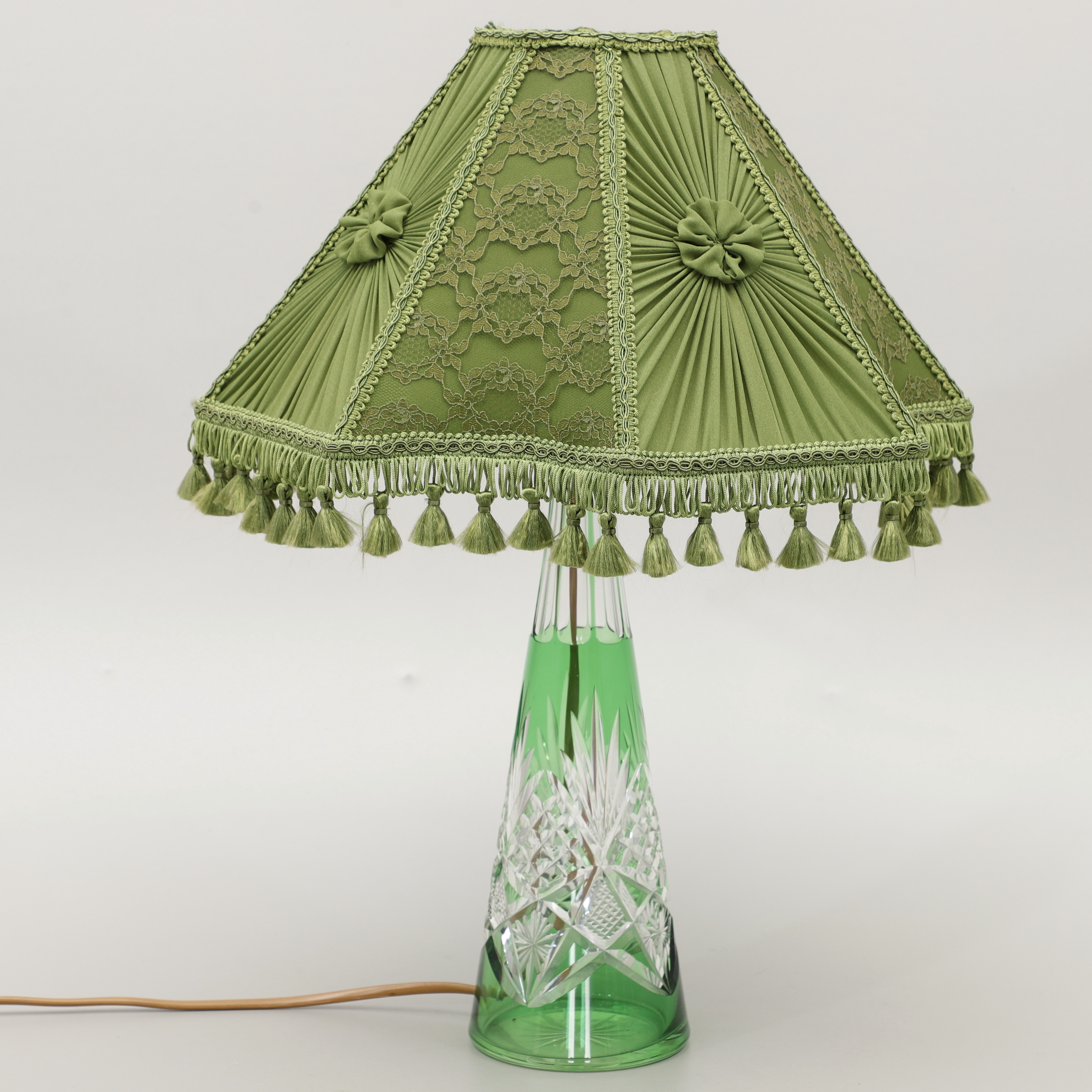 BORDSLAMPA, slipat glas, tidigt 1900-tal.