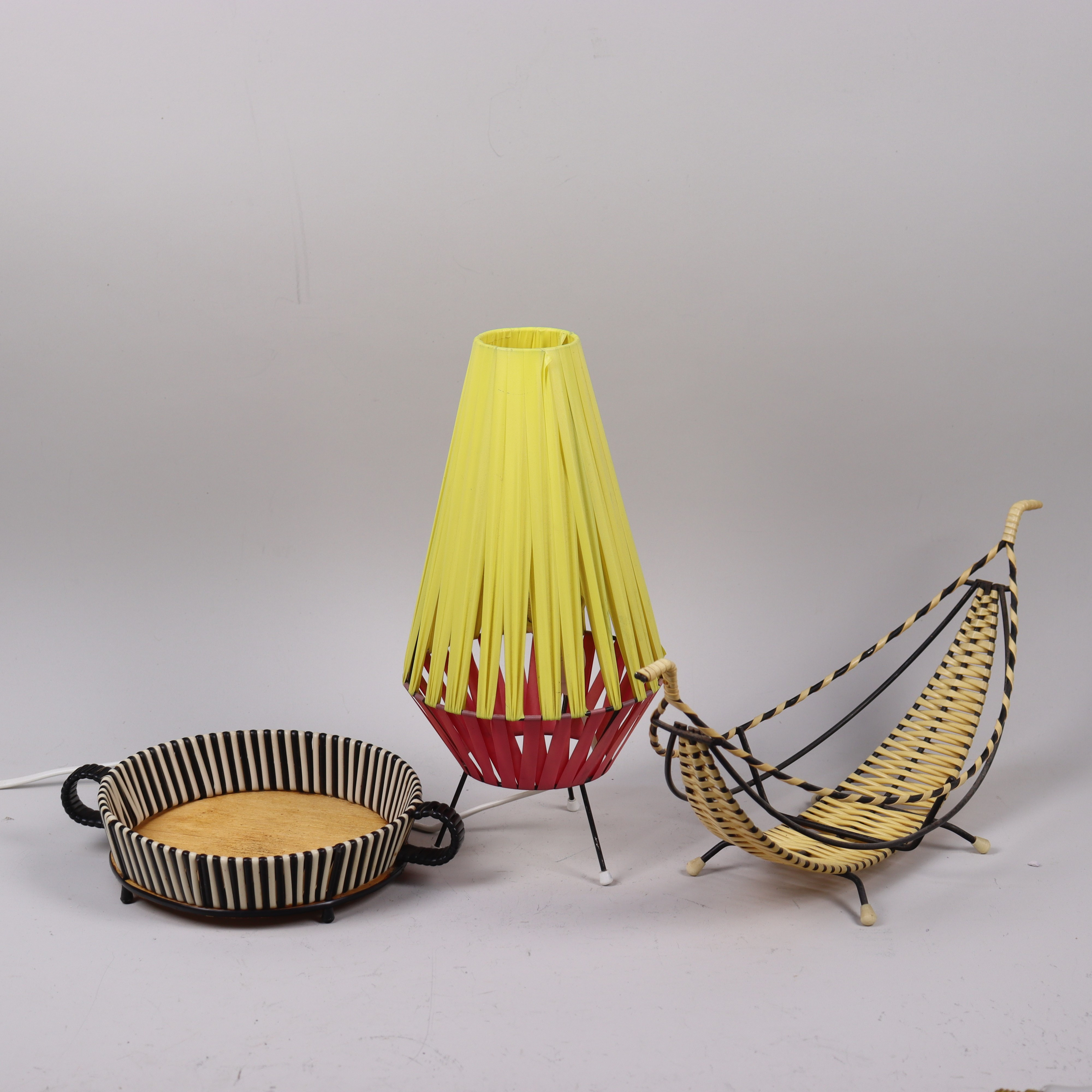 BORDSLAMPA, fruktskål samt skålfat, stringmodeller, metall och plast, 3 delar.