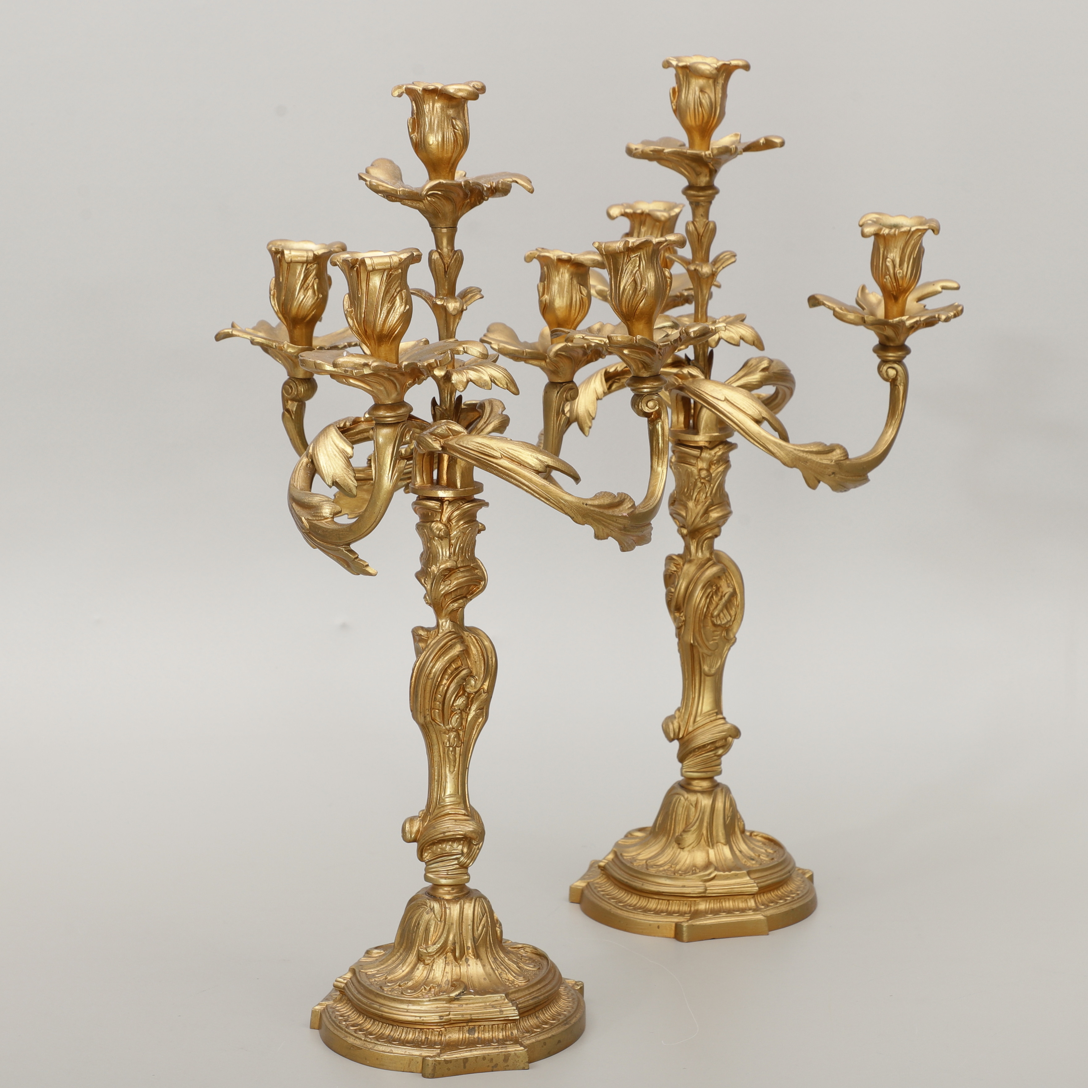 KANDELABRAR, ett par, bronserad mässing, nyrokokostil, 1800-tal.